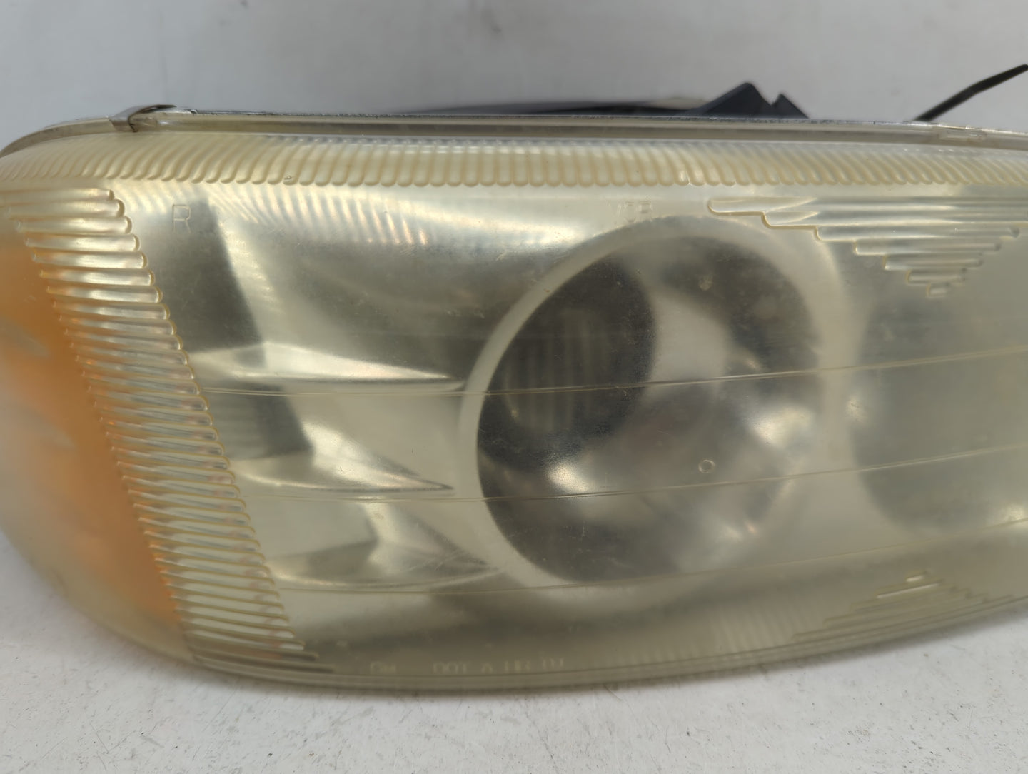 2001-2006 Gmc Yukon Passenger Right Oem Head Light Headlight Lamp - Oemusedautoparts1.com