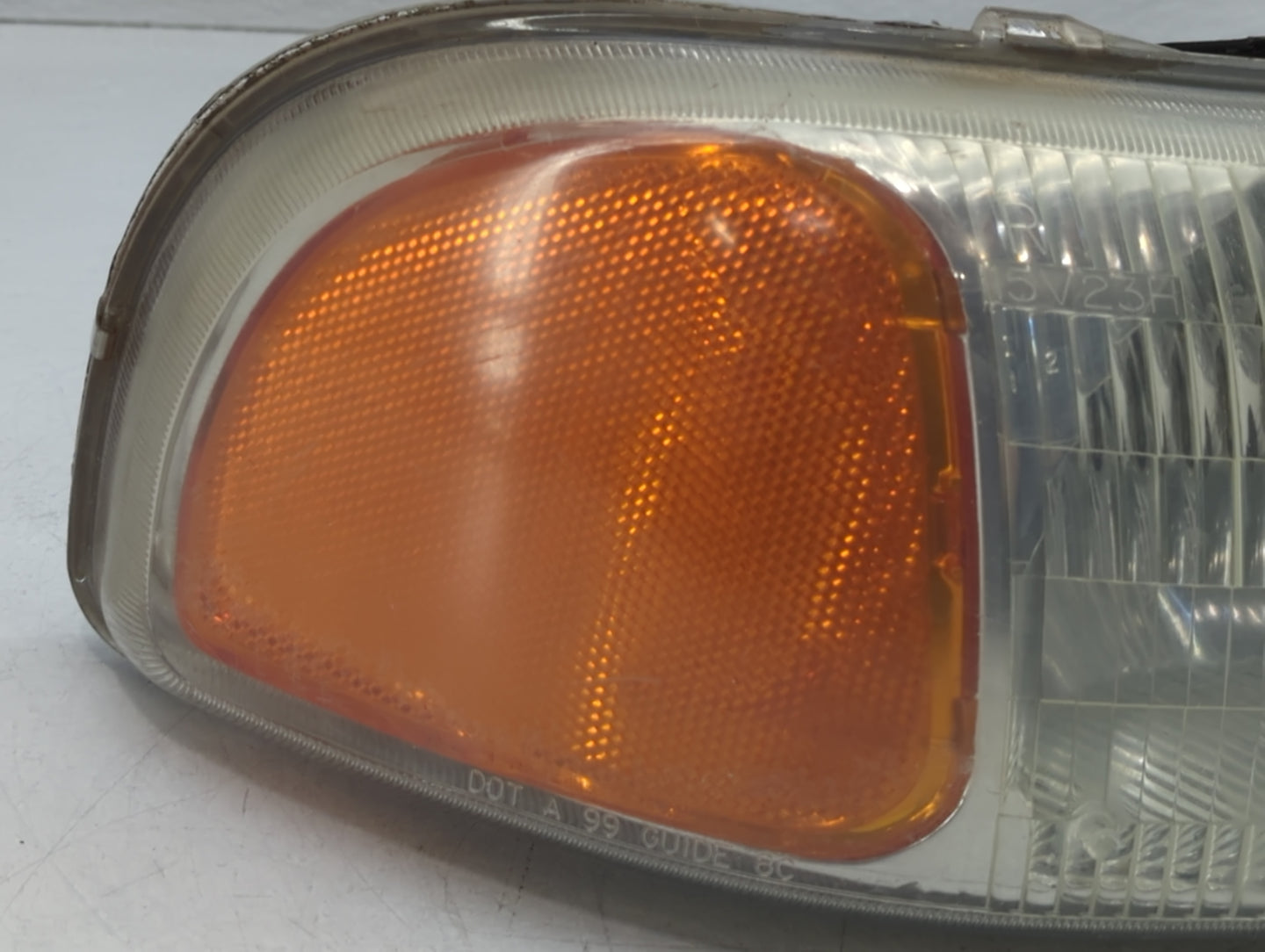 2001-2006 Gmc Yukon Passenger Right Oem Head Light Headlight Lamp - Oemusedautoparts1.com