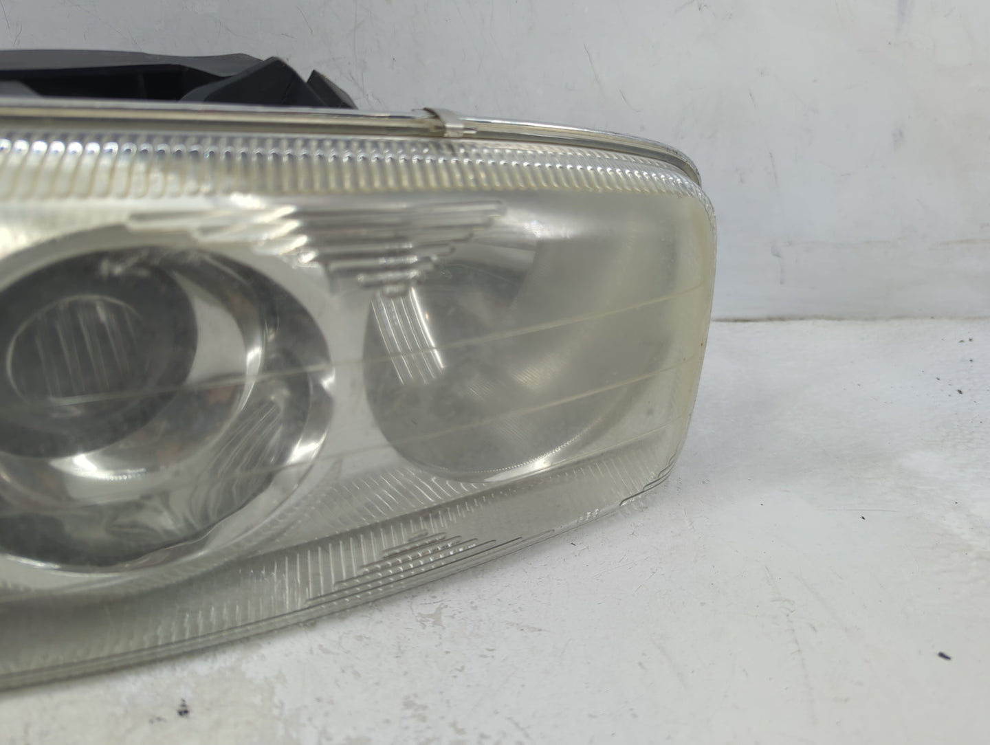 2001-2006 Gmc Yukon Passenger Right Oem Head Light Headlight Lamp - Oemusedautoparts1.com