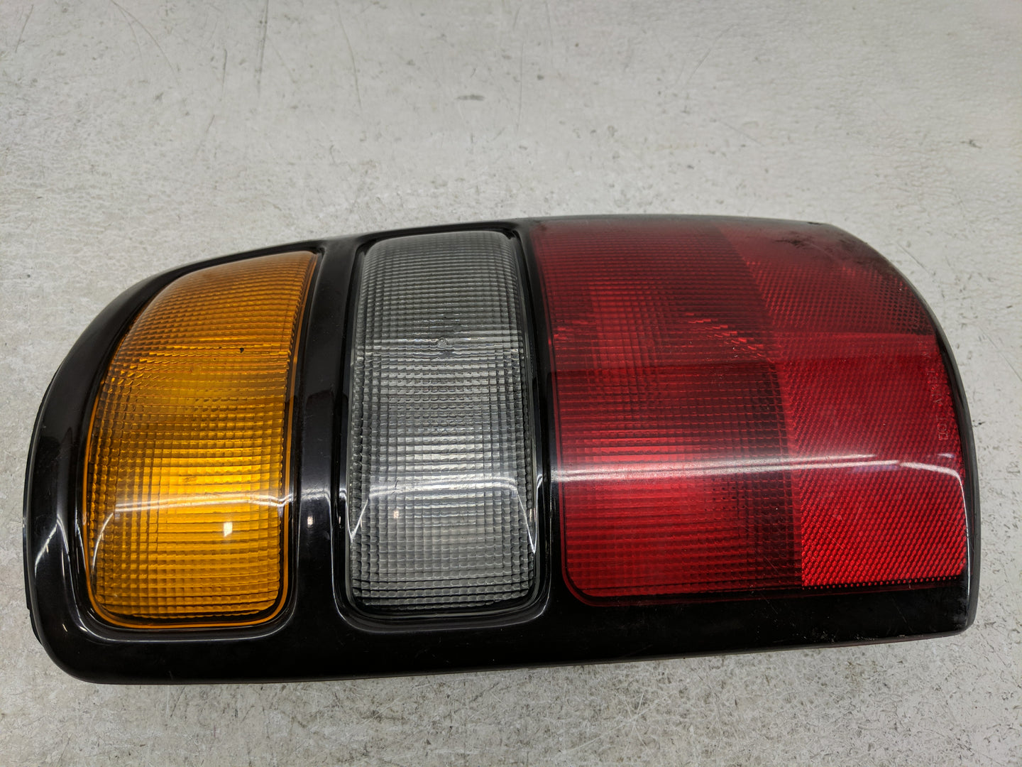 2004-2006 Gmc Yukon Xl Tail Light Assembly Passenger Right OEM P/N:15113218 Fits Fits 2004 2005 2006 OEM Used Auto Parts - O