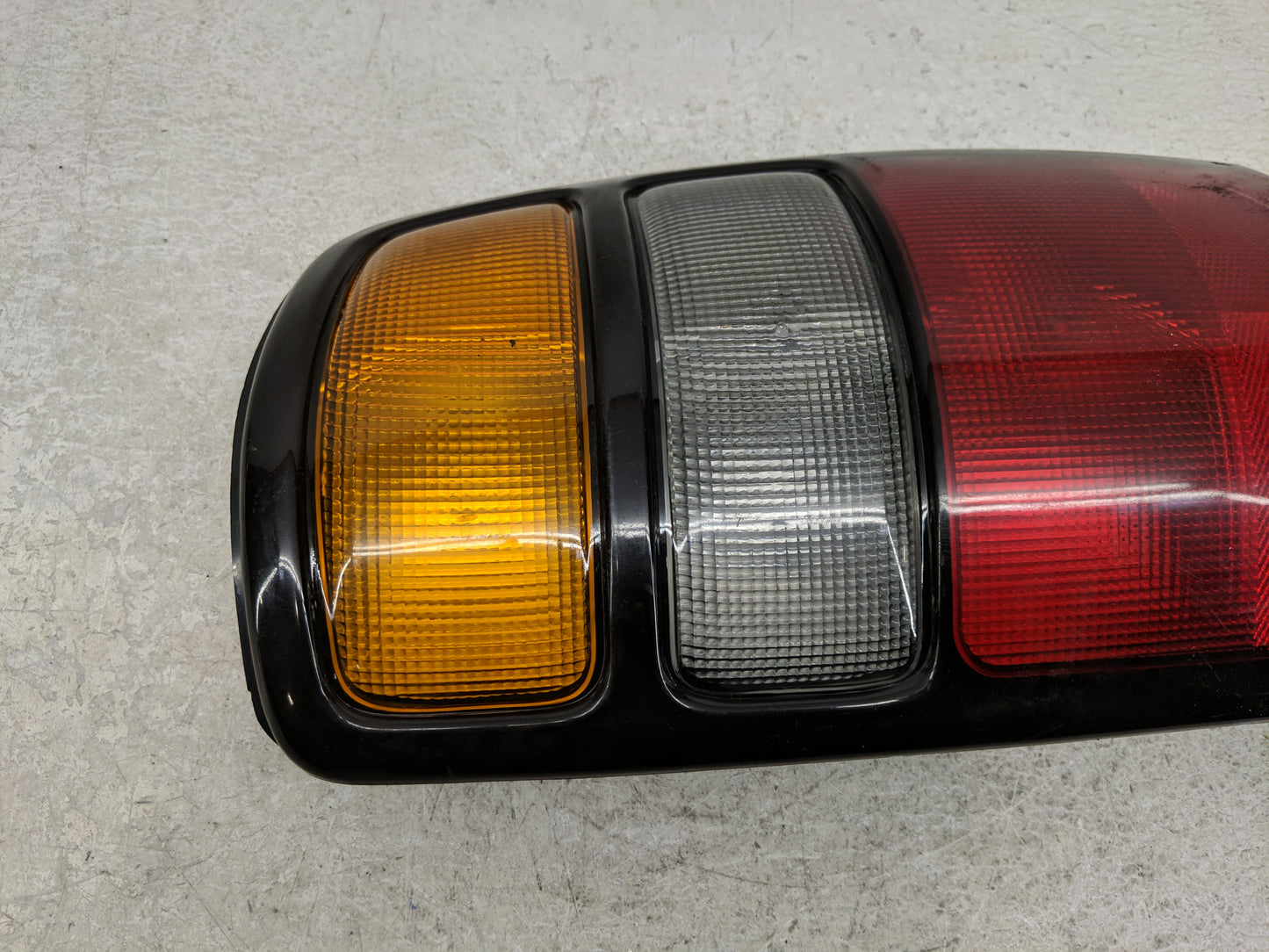 2004-2006 Gmc Yukon Xl Tail Light Assembly Passenger Right OEM P/N:15113218 Fits Fits 2004 2005 2006 OEM Used Auto Parts - O