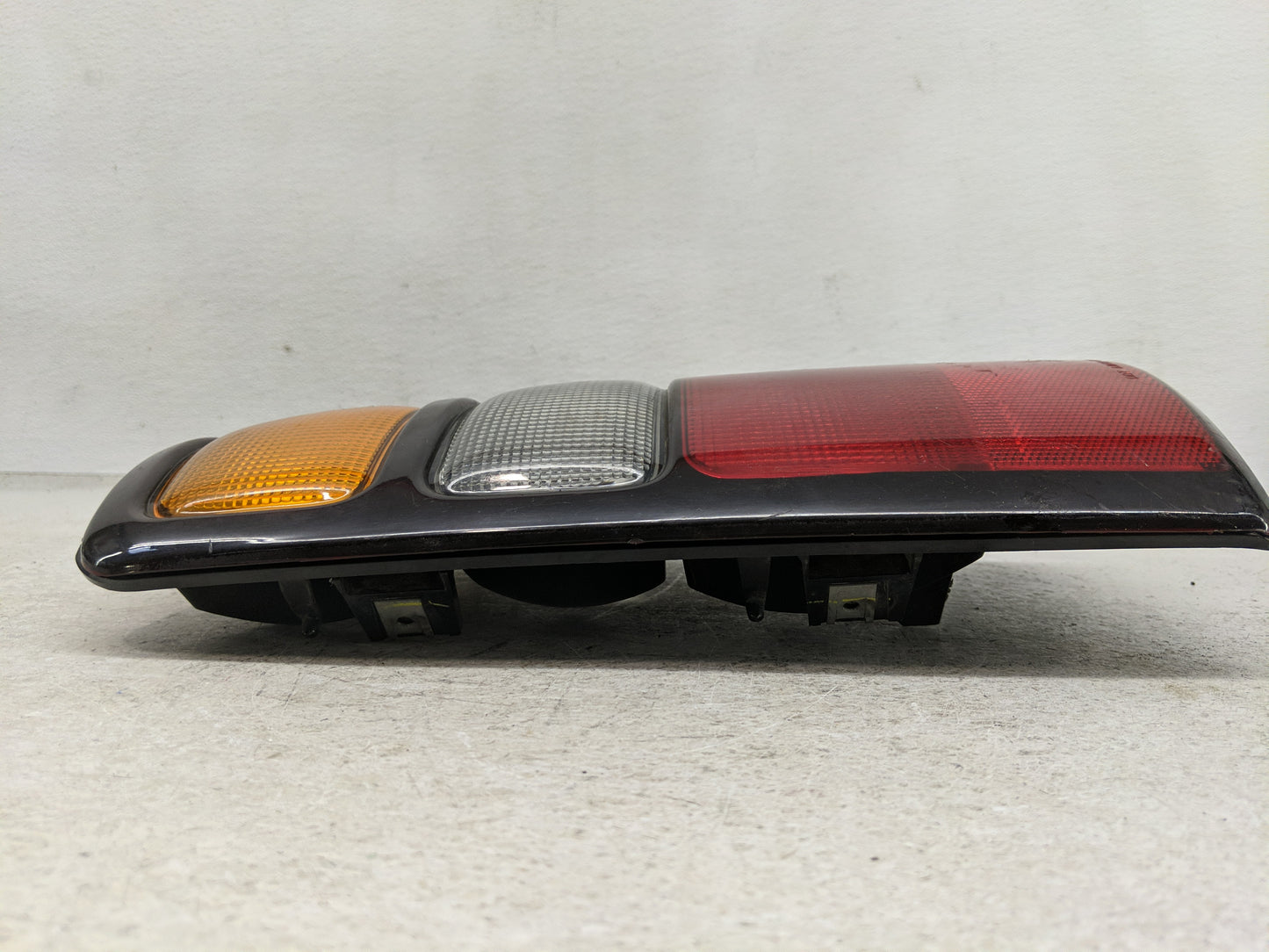 2004-2006 Gmc Yukon Xl Tail Light Assembly Passenger Right OEM P/N:15113218 Fits Fits 2004 2005 2006 OEM Used Auto Parts - O