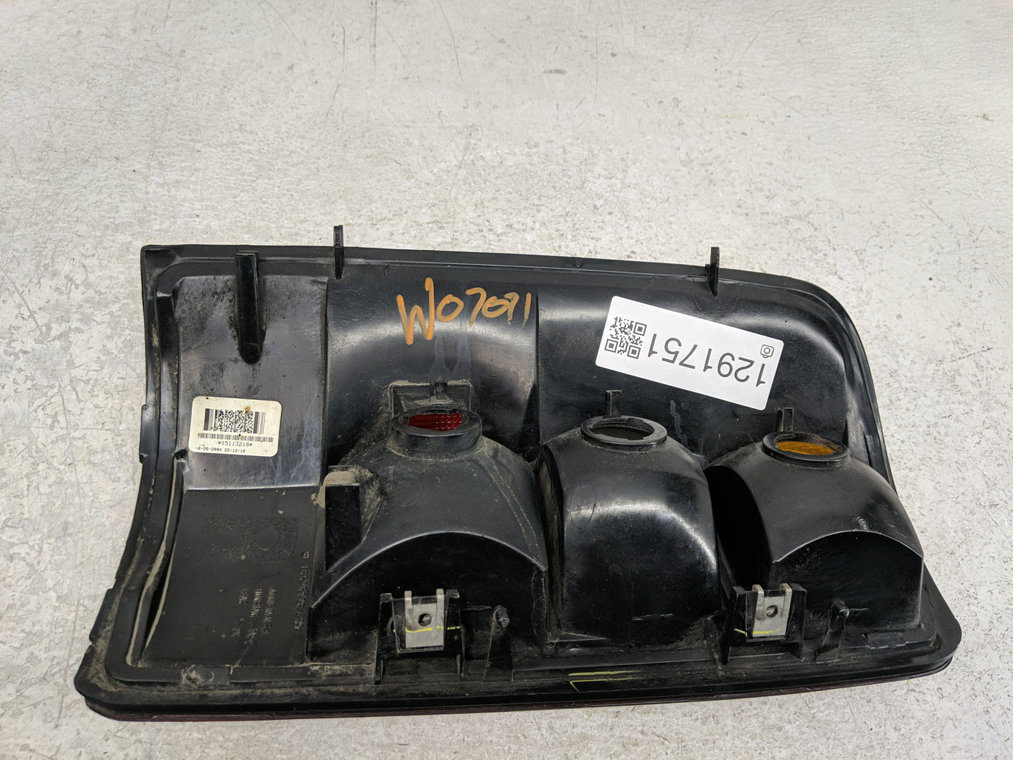 2004-2006 Gmc Yukon Xl Tail Light Assembly Passenger Right OEM P/N:15113218 Fits Fits 2004 2005 2006 OEM Used Auto Parts - O