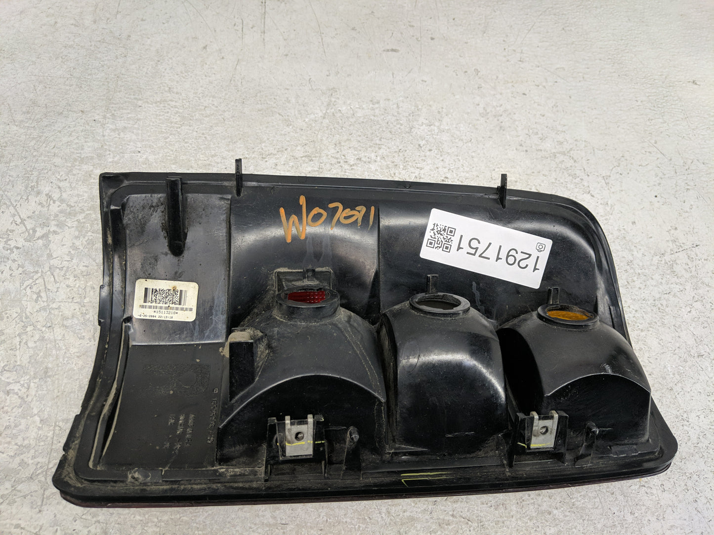 2004-2006 Gmc Yukon Xl Tail Light Assembly Passenger Right OEM P/N:15113218 Fits Fits 2004 2005 2006 OEM Used Auto Parts - O