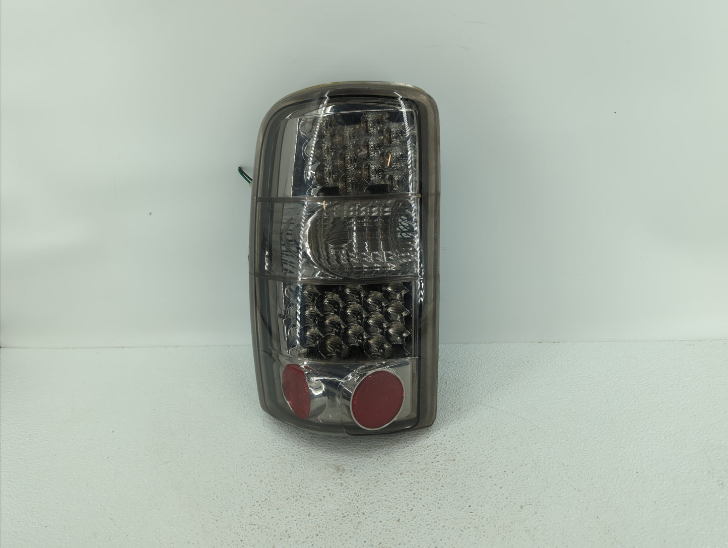 2004-2006 Gmc Yukon Xl Tail Light Assembly Driver Left OEM P/N:15113217 15224181, 16525375 Fits Fits 2004 2005 2006 OEM Used