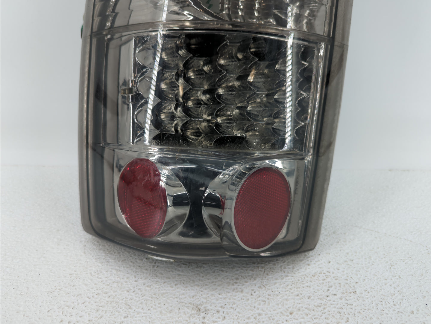 2004-2006 Gmc Yukon Xl Tail Light Assembly Driver Left OEM P/N:15113217 15224181, 16525375 Fits Fits 2004 2005 2006 OEM Used