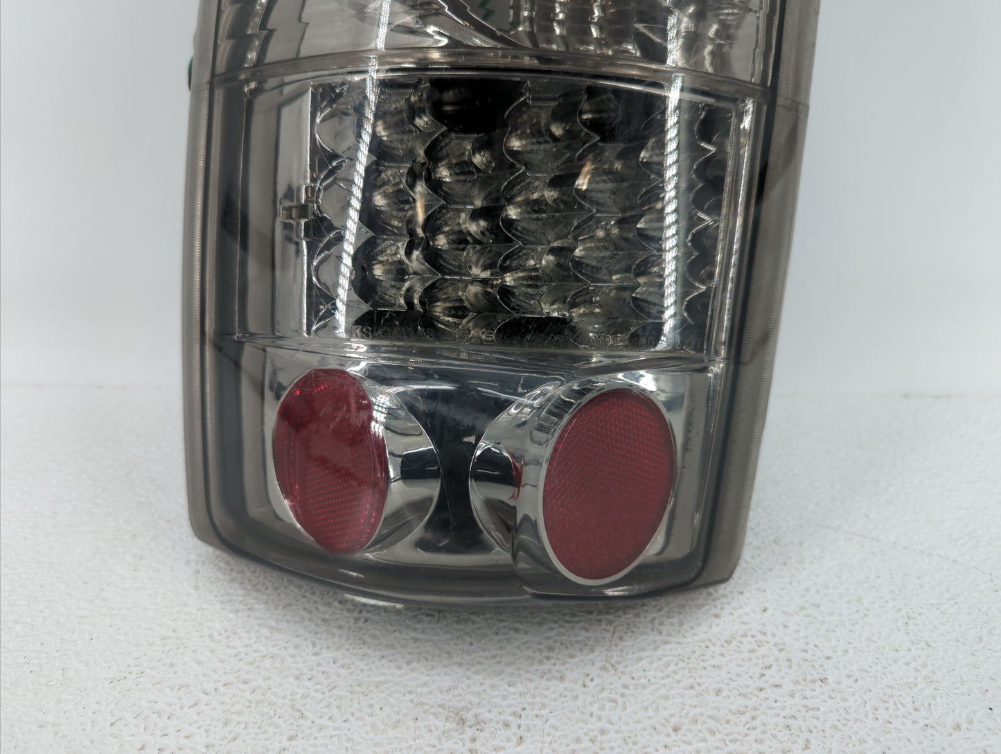 2004-2006 Gmc Yukon Xl Tail Light Assembly Driver Left OEM P/N:15113217 15224181, 16525375 Fits Fits 2004 2005 2006 OEM Used