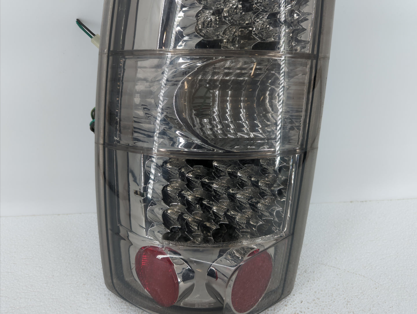 2004-2006 Gmc Yukon Xl Tail Light Assembly Driver Left OEM P/N:15113217 15224181, 16525375 Fits Fits 2004 2005 2006 OEM Used