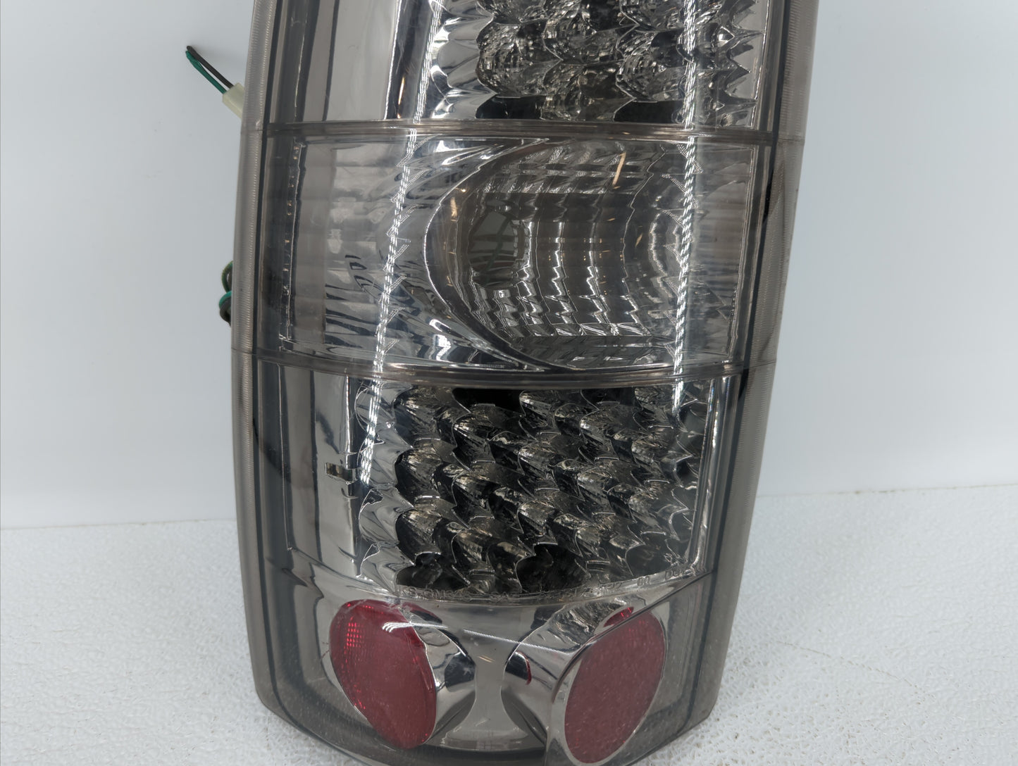 2004-2006 Gmc Yukon Xl Tail Light Assembly Driver Left OEM P/N:15113217 15224181, 16525375 Fits Fits 2004 2005 2006 OEM Used