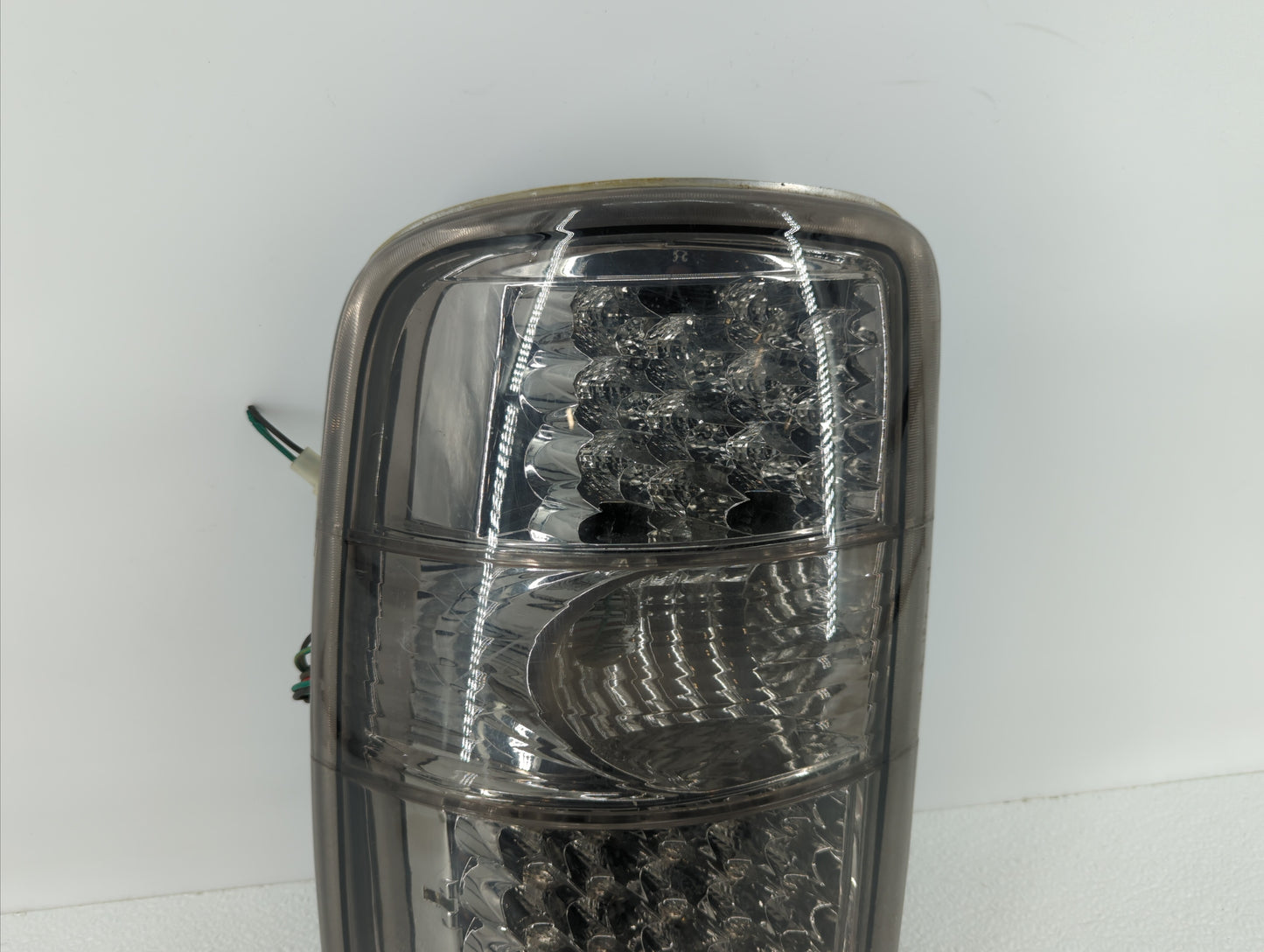 2004-2006 Gmc Yukon Xl Tail Light Assembly Driver Left OEM P/N:15113217 15224181, 16525375 Fits Fits 2004 2005 2006 OEM Used
