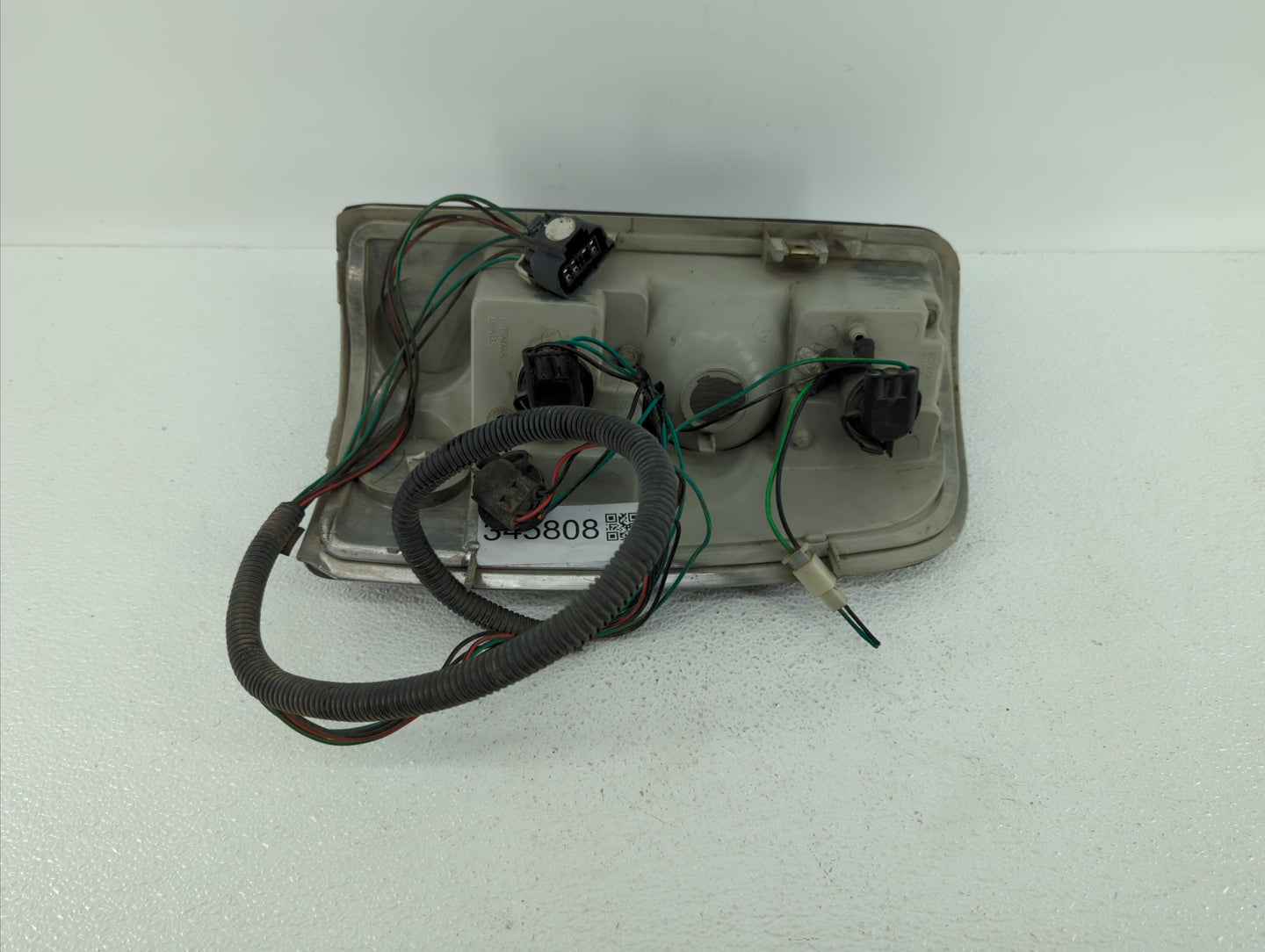 2004-2006 Gmc Yukon Xl Tail Light Assembly Driver Left OEM P/N:15113217 15224181, 16525375 Fits Fits 2004 2005 2006 OEM Used