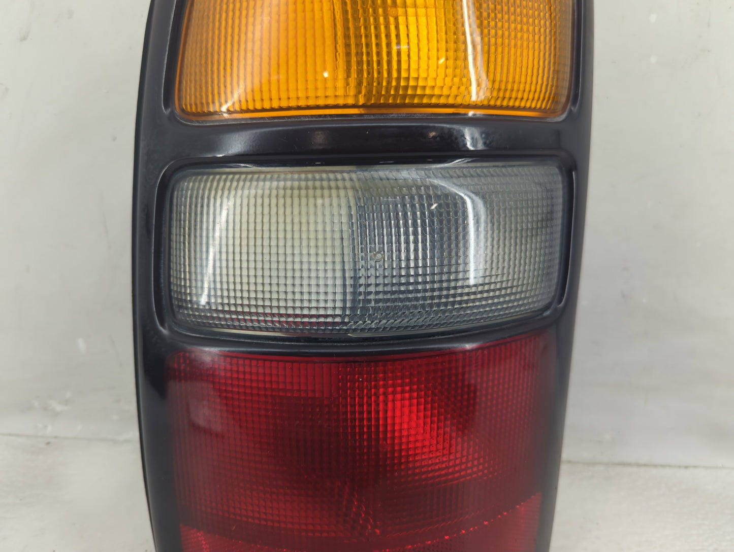 2004-2006 Gmc Yukon Xl 1500 Tail Light Assembly Driver Left OEM P/N:16525375 Fits Fits 2004 2005 2006 OEM Used Auto Parts - 