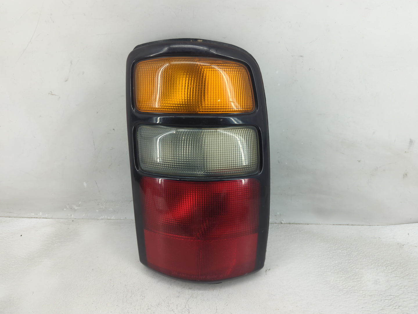 2004-2006 Gmc Yukon Xl 1500 Tail Light Assembly Passenger Right OEM P/N:15113218 Fits Fits 2004 2005 2006 OEM Used Auto Part