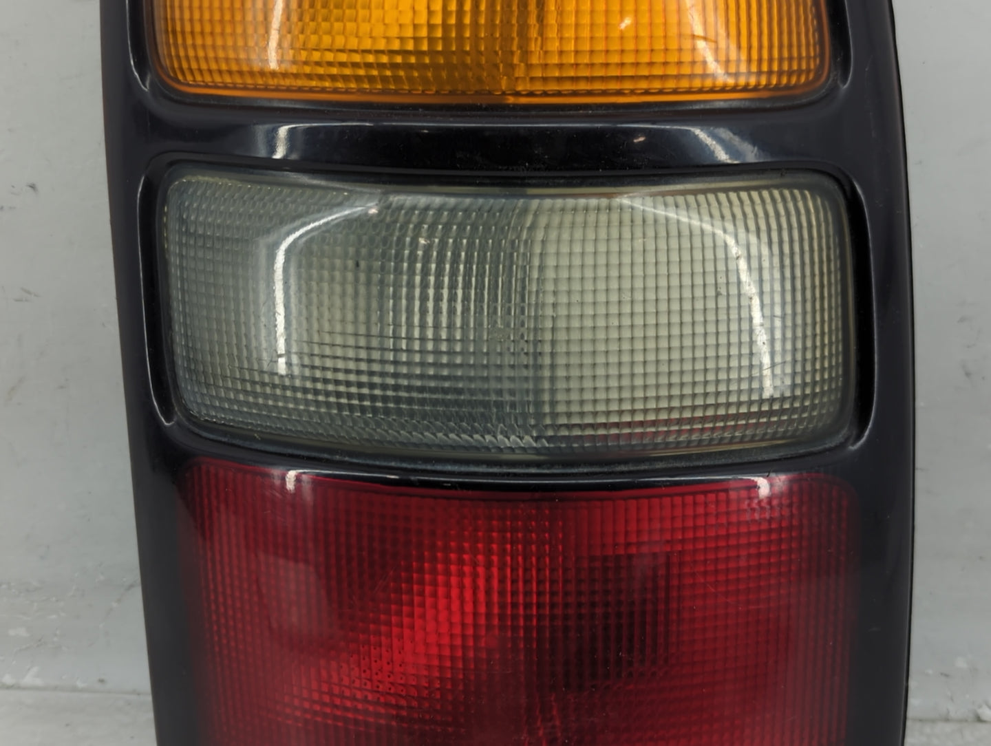 2004-2006 Gmc Yukon Xl 1500 Tail Light Assembly Passenger Right OEM P/N:15113218 Fits Fits 2004 2005 2006 OEM Used Auto Part