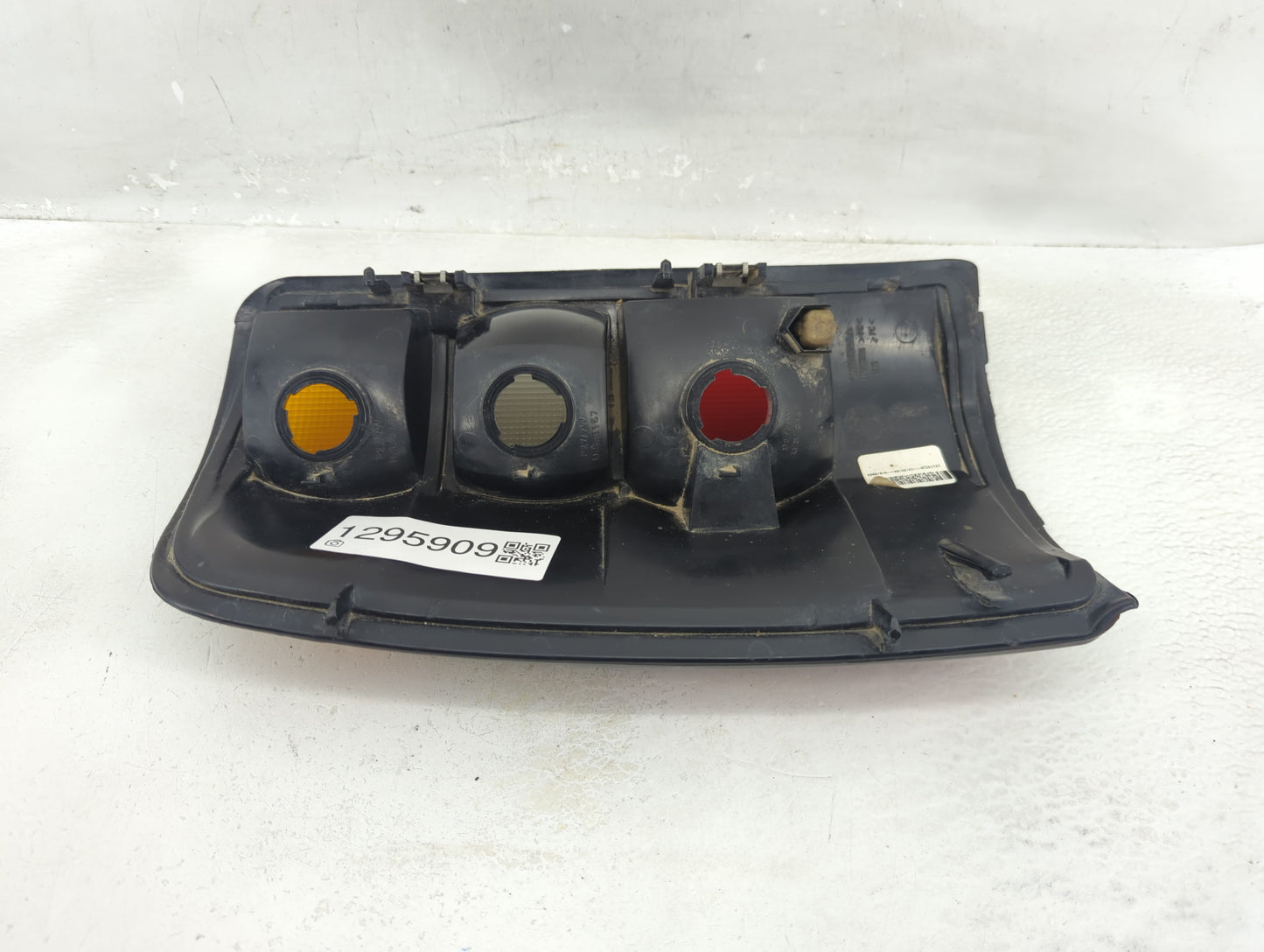 2004-2006 Gmc Yukon Xl 1500 Tail Light Assembly Passenger Right OEM P/N:15113218 Fits Fits 2004 2005 2006 OEM Used Auto Part