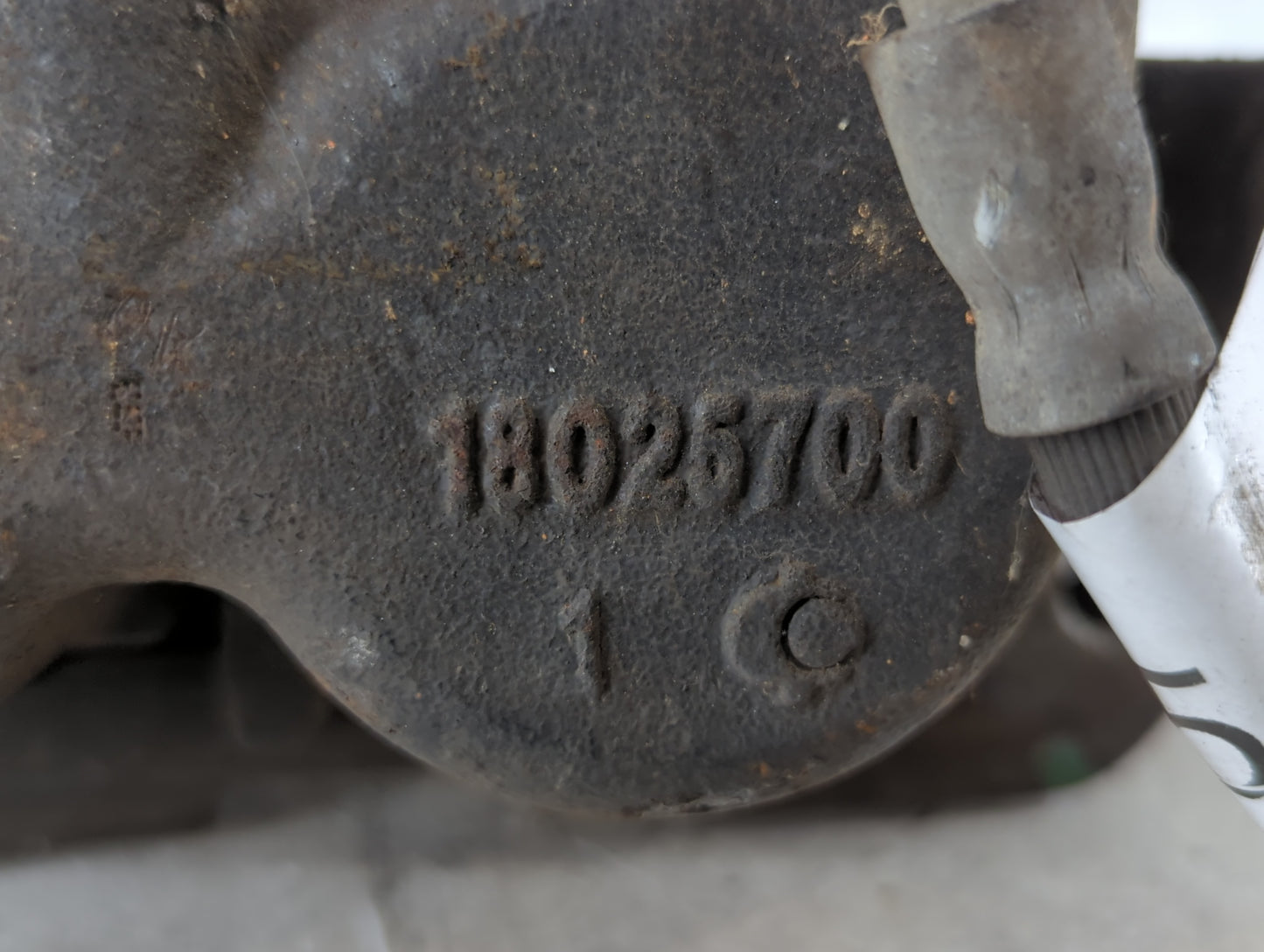 2000-2006 Gmc Yukon Xl 1500 Front Driver Left Brake Caliper - Oemusedautoparts1.com