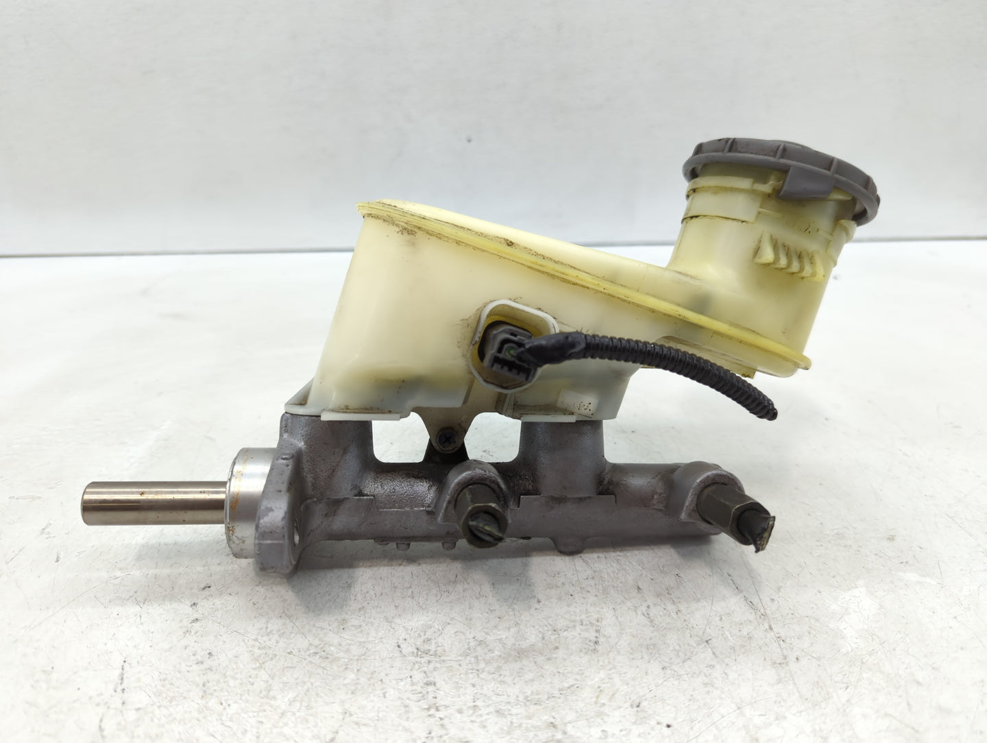 2003-2004 Honda Accord Brake Master Cylinder - Oemusedautoparts1.com
