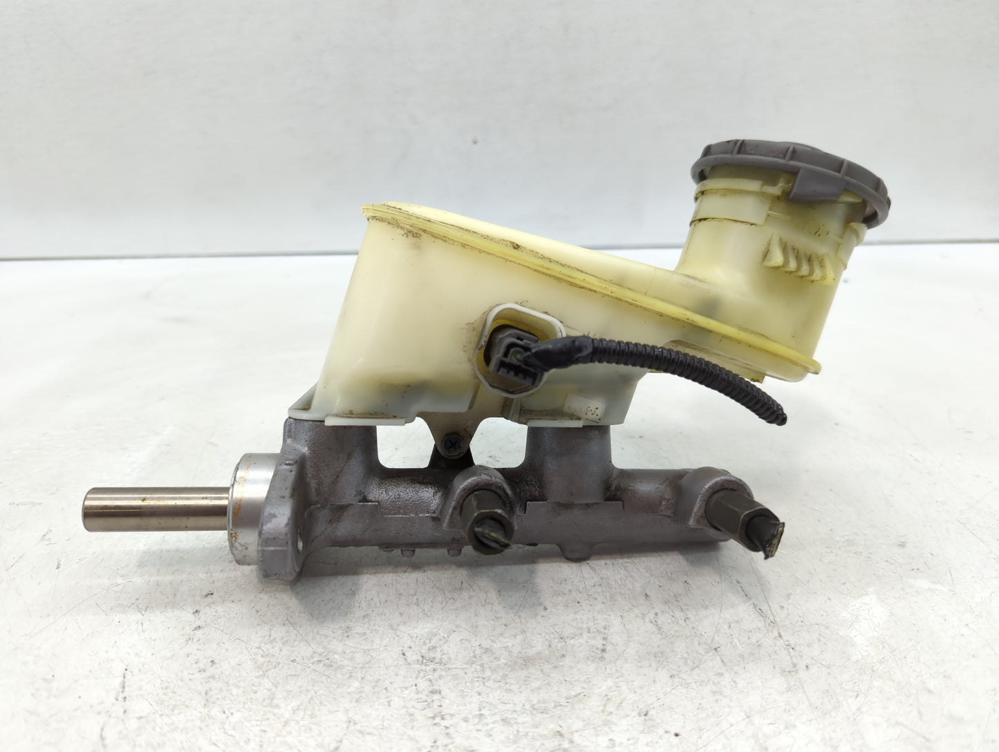 2003-2004 Honda Accord Brake Master Cylinder - Oemusedautoparts1.com