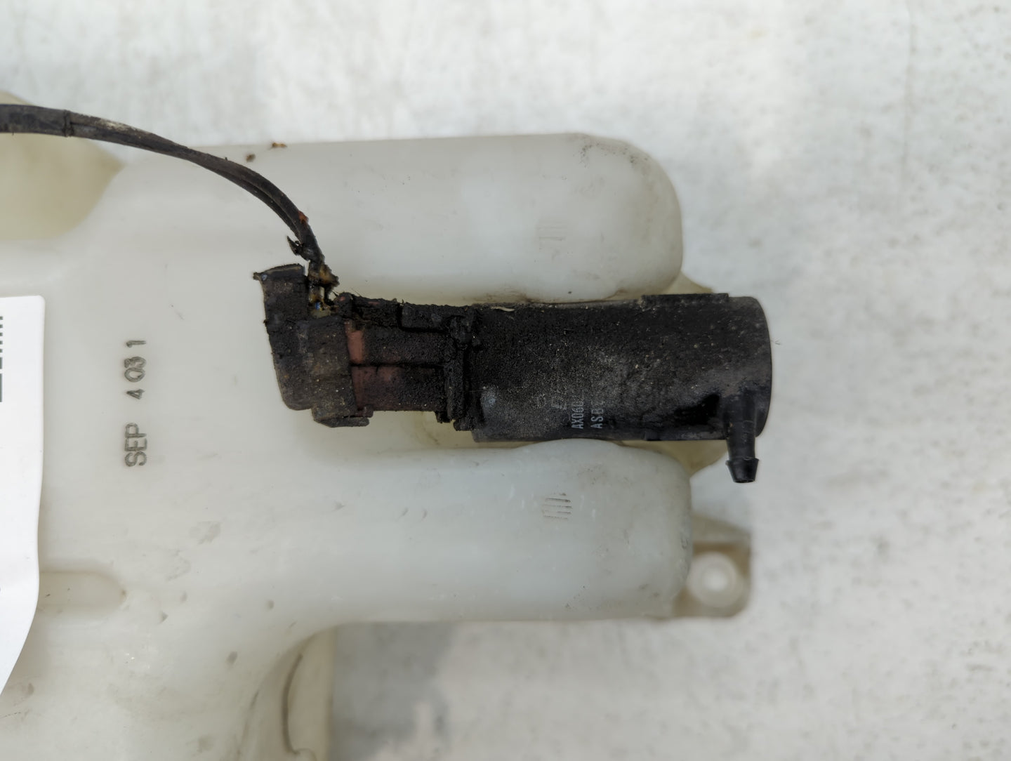 2004-2005 Honda Civic Windshield Washer Fluid Reservoir Bottle Oem - Oemusedautoparts1.com