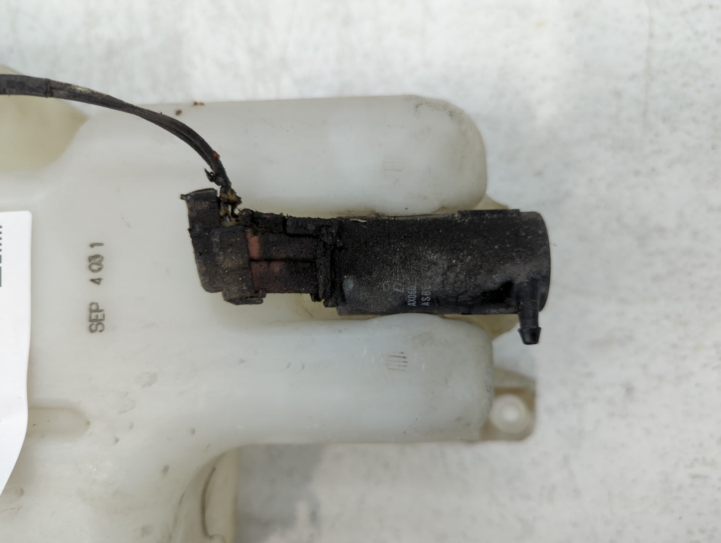 2004-2005 Honda Civic Windshield Washer Fluid Reservoir Bottle Oem - Oemusedautoparts1.com