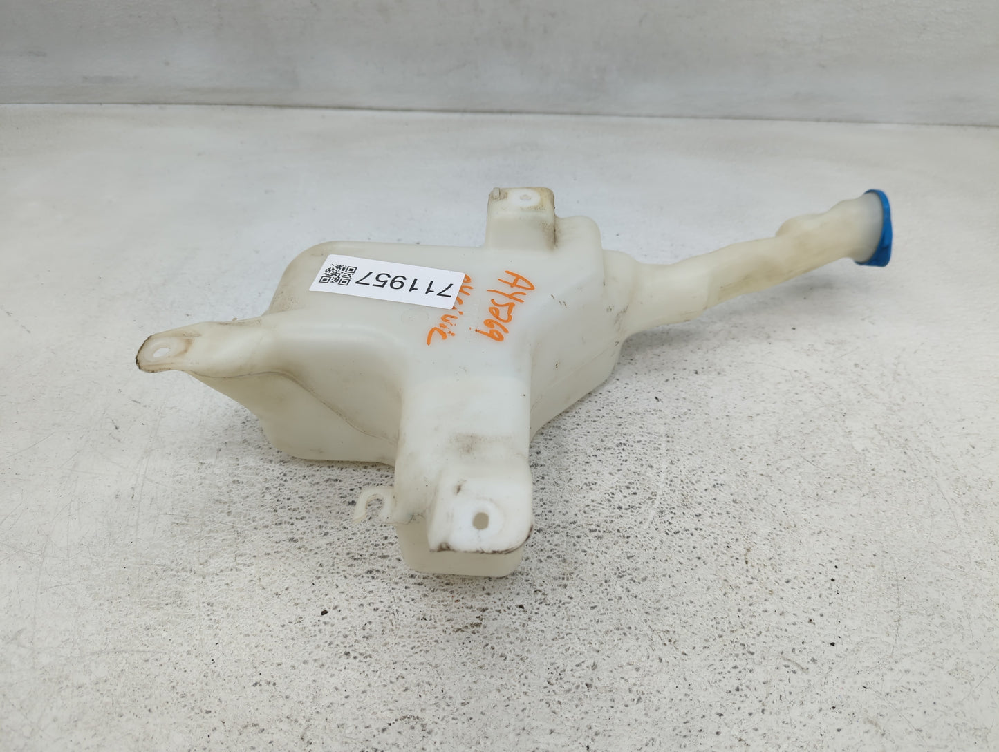 2004-2005 Honda Civic Windshield Washer Fluid Reservoir Bottle Oem - Oemusedautoparts1.com