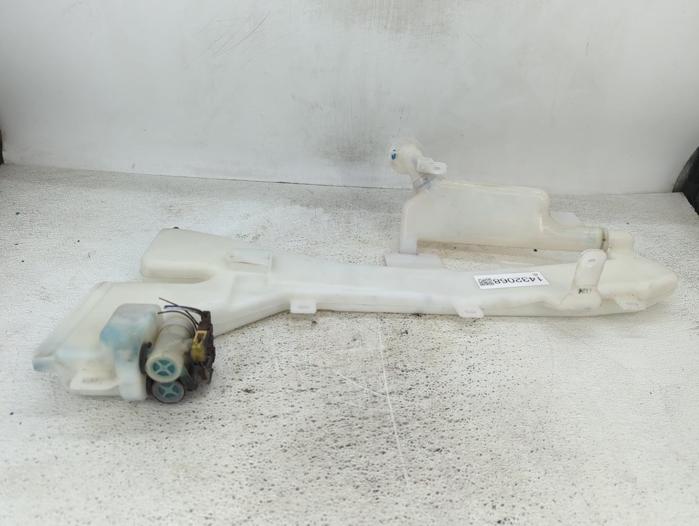2002-2006 Honda Cr-v Windshield Washer Fluid Reservoir Bottle Oem - Oemusedautoparts1.com
