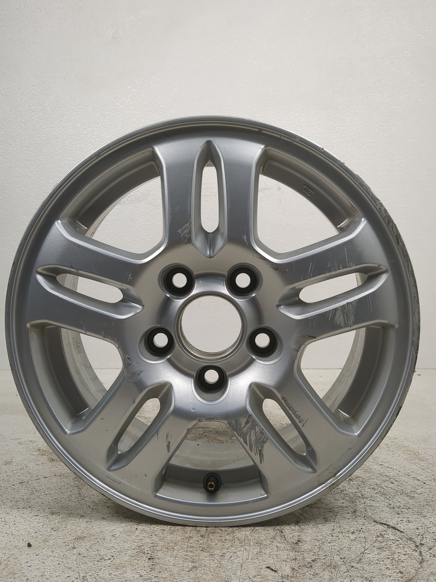 2004 Honda Cr-v Driver Front Wheel Hub Oem Silver - Oemusedautoparts1.com