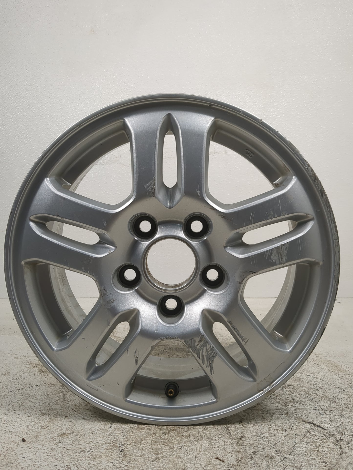 2004 Honda Cr-v Driver Front Wheel Hub Oem Silver - Oemusedautoparts1.com
