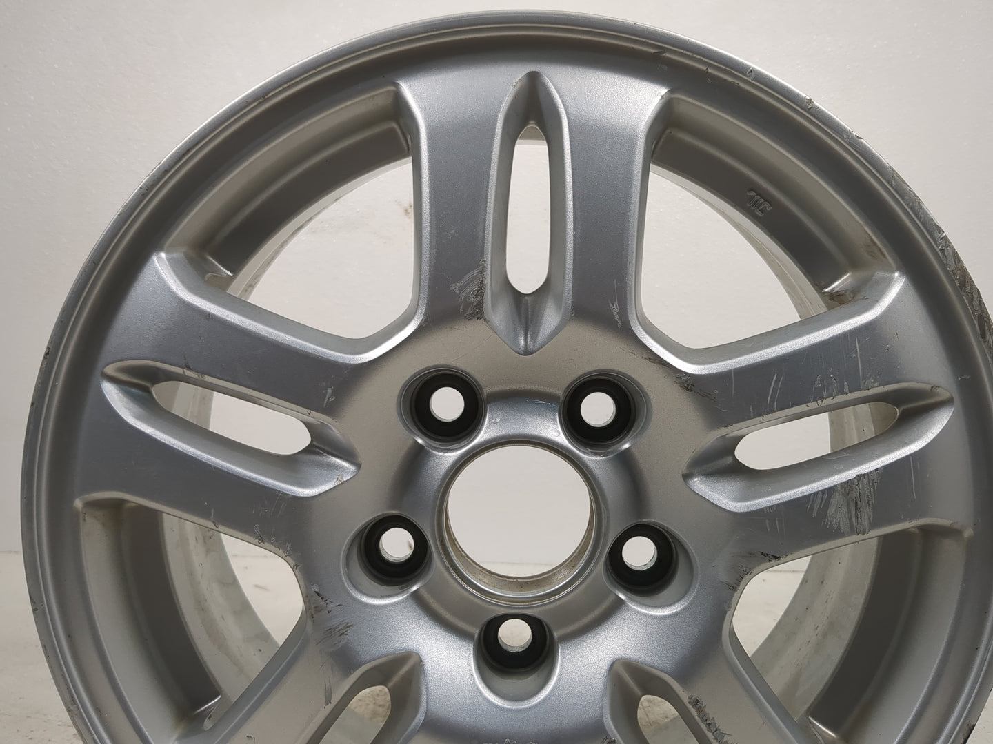 2004 Honda Cr-v Driver Front Wheel Hub Oem Silver - Oemusedautoparts1.com
