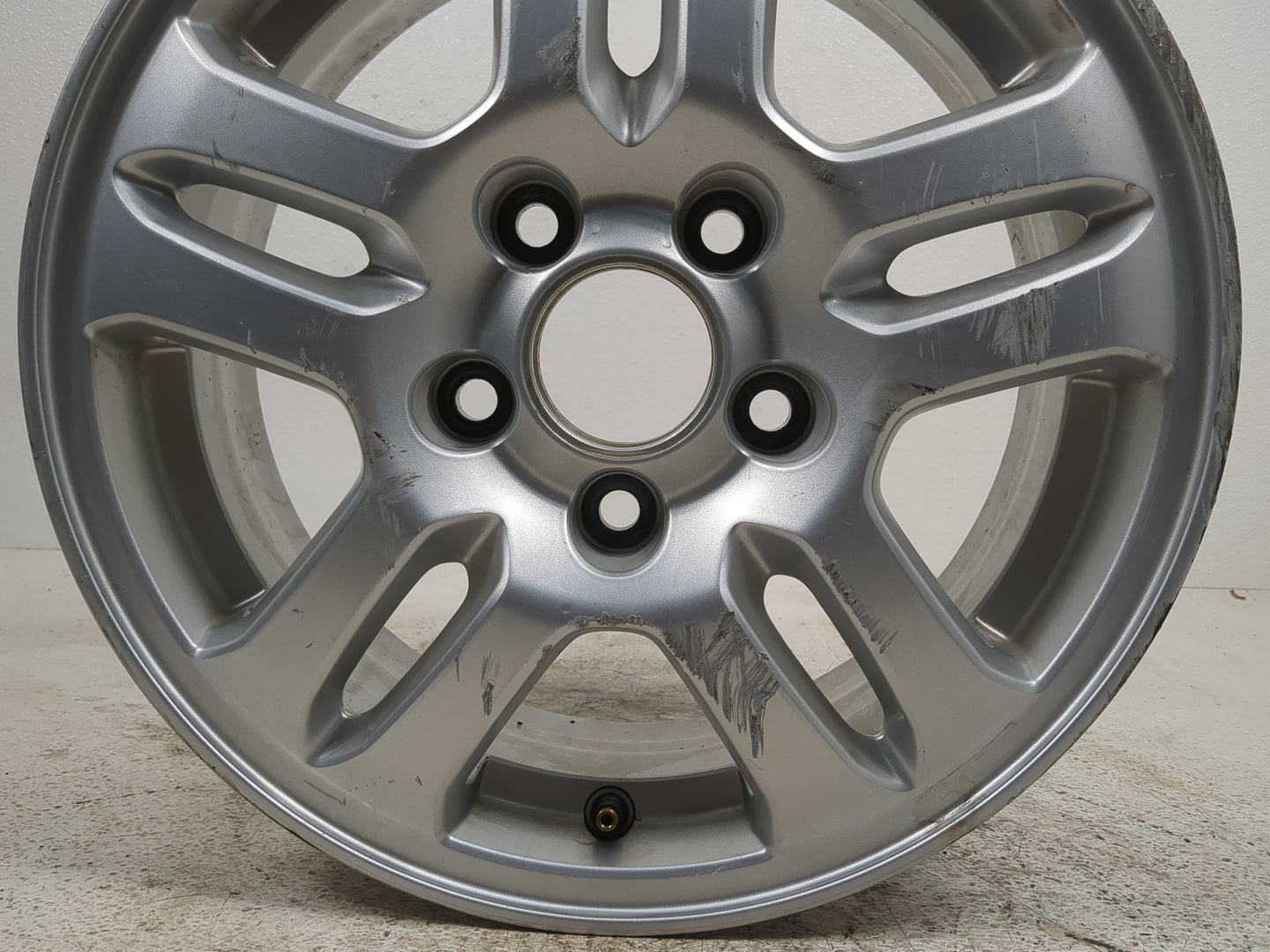 2004 Honda Cr-v Driver Front Wheel Hub Oem Silver - Oemusedautoparts1.com