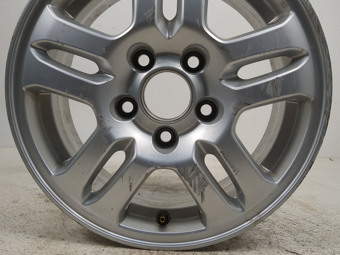 2004 Honda Cr-v Driver Front Wheel Hub Oem Silver - Oemusedautoparts1.com