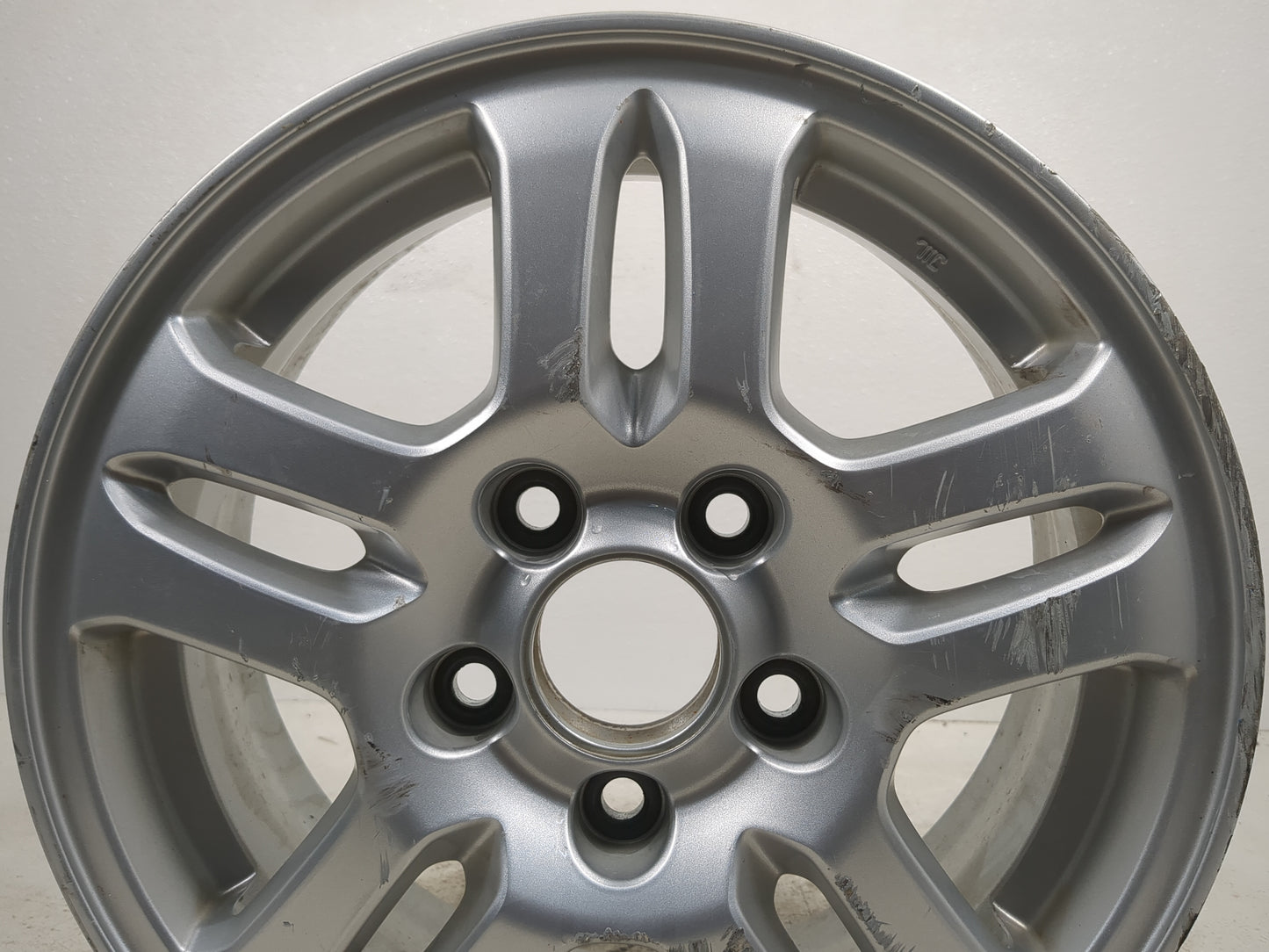2004 Honda Cr-v Driver Front Wheel Hub Oem Silver - Oemusedautoparts1.com