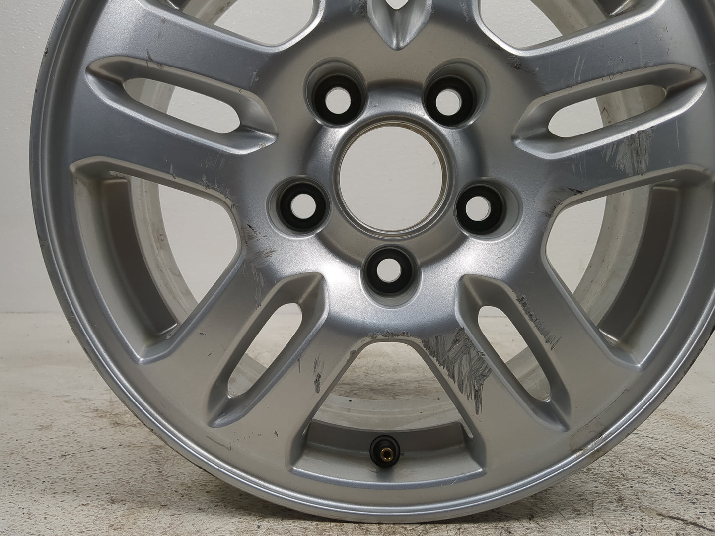 2004 Honda Cr-v Driver Front Wheel Hub Oem Silver - Oemusedautoparts1.com