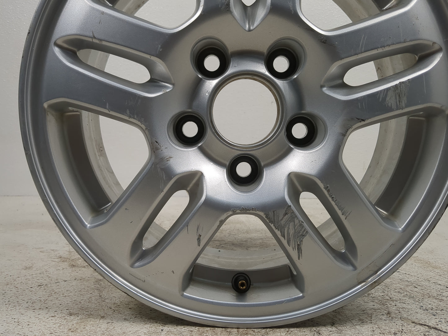 2004 Honda Cr-v Driver Front Wheel Hub Oem Silver - Oemusedautoparts1.com