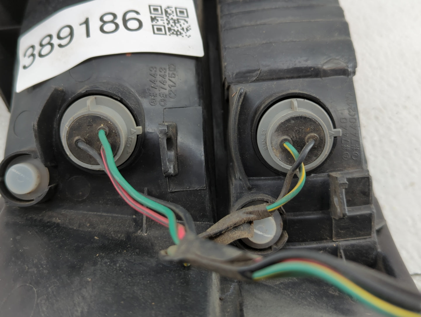 2002-2004 Honda Odyssey Tail Light Assembly Passenger Right OEM P/N:017440 Fits Fits 2002 2003 2004 OEM Used Auto Parts - Oe