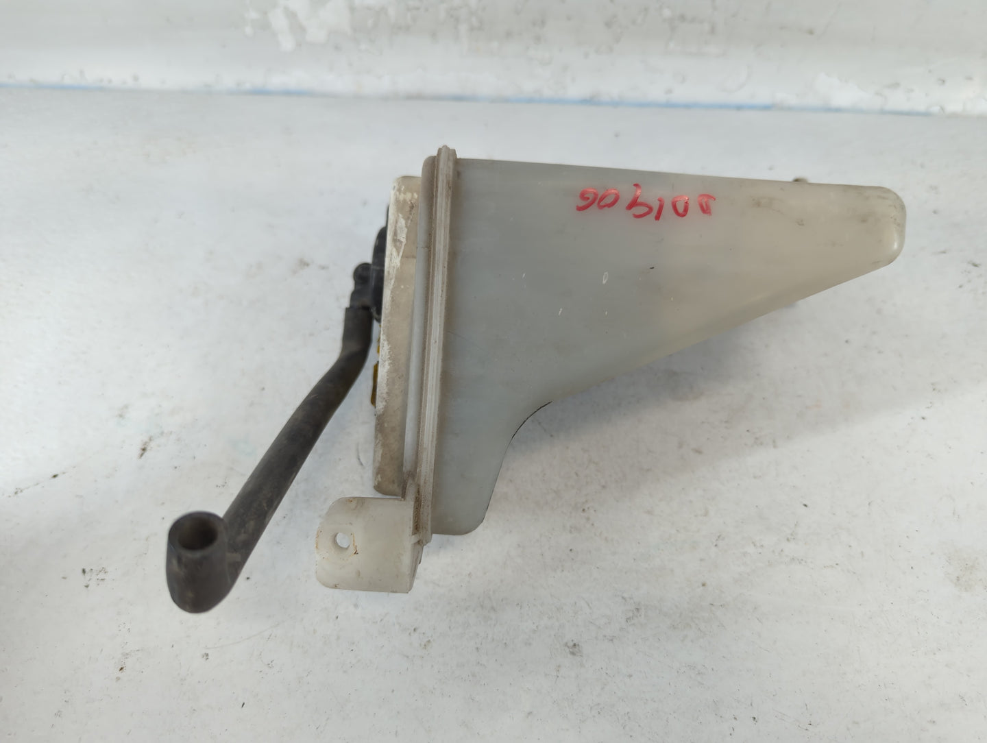 2000-2005 Hyundai Accent Radiator Coolant Overflow Expansion Tank Bottle 818467 - Oemusedautoparts1.com