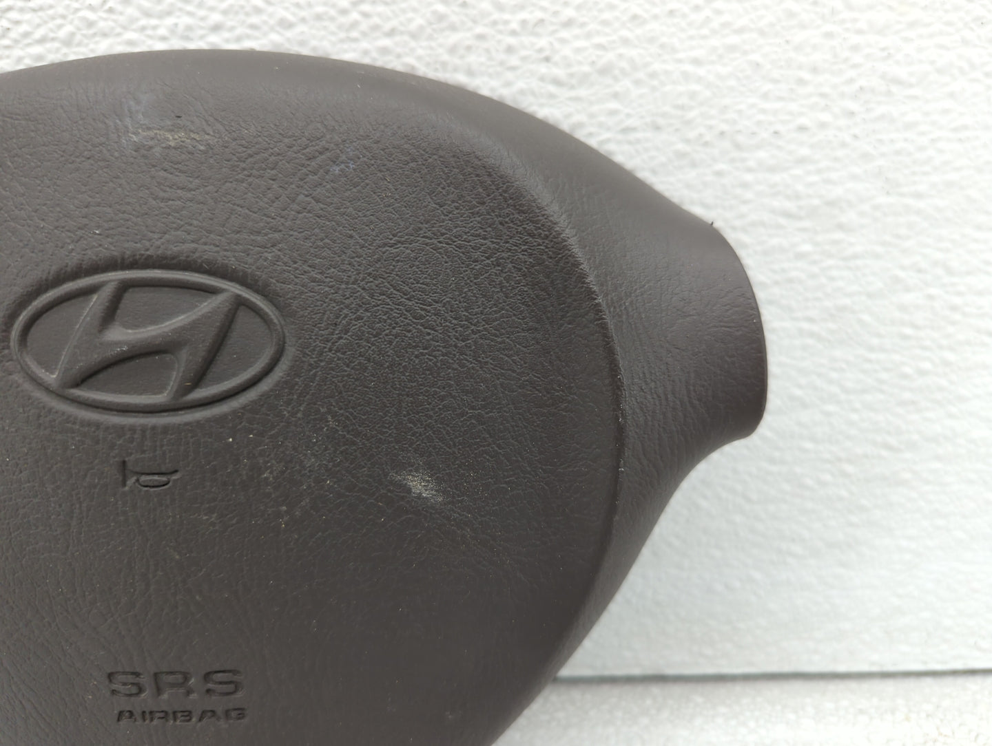 2004 Hyundai Santa Fe Air Bag Driver Left Steering Wheel Mounted Fits OEM Used Auto Parts - Oemusedautoparts1.com