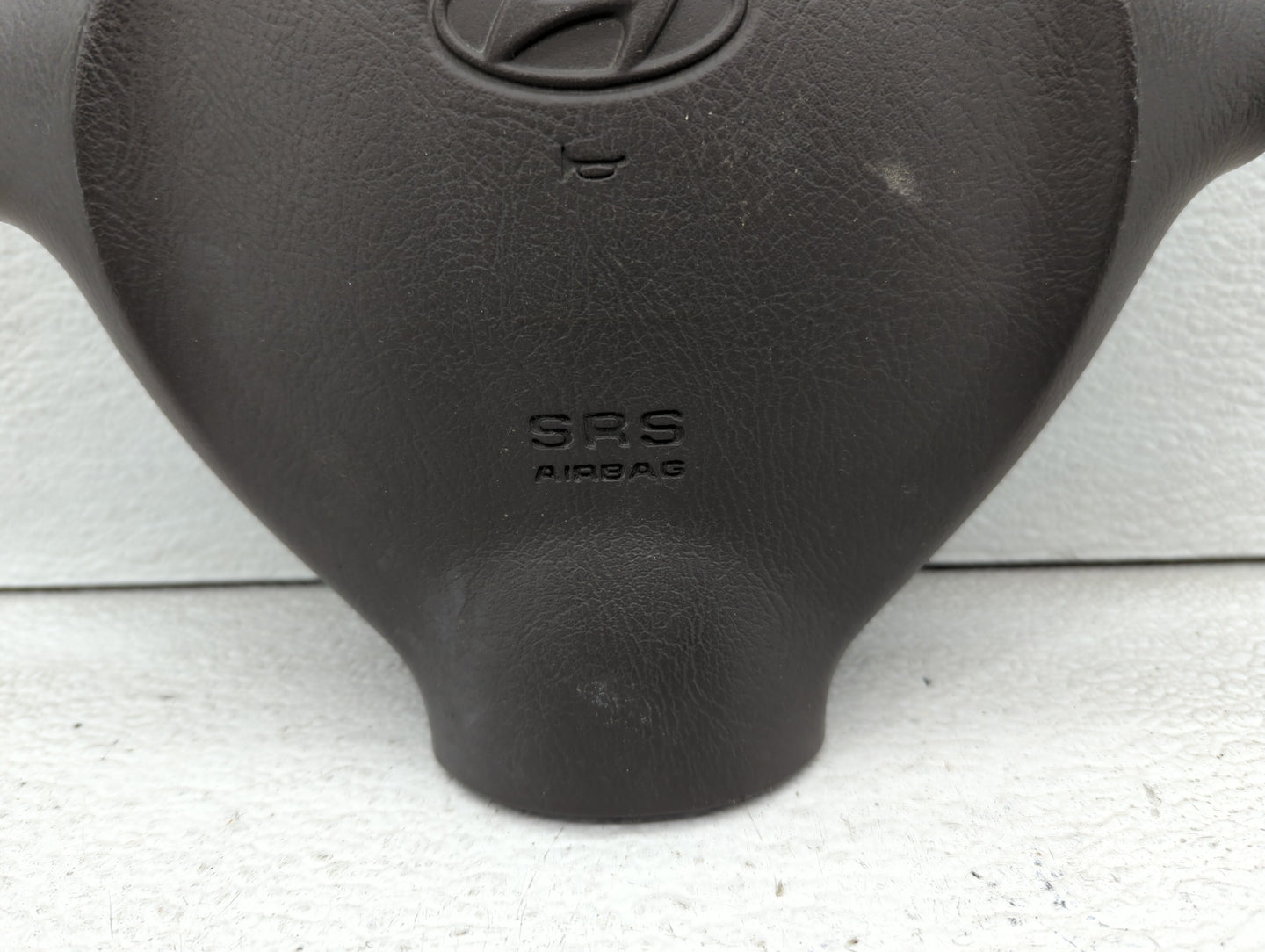 2004 Hyundai Santa Fe Air Bag Driver Left Steering Wheel Mounted Fits OEM Used Auto Parts - Oemusedautoparts1.com