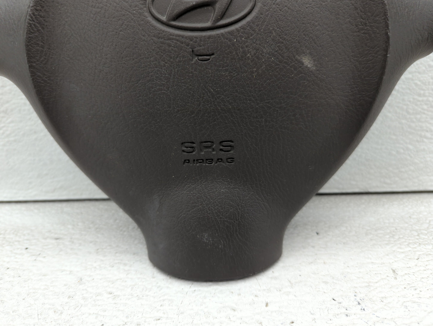 2004 Hyundai Santa Fe Air Bag Driver Left Steering Wheel Mounted Fits OEM Used Auto Parts - Oemusedautoparts1.com