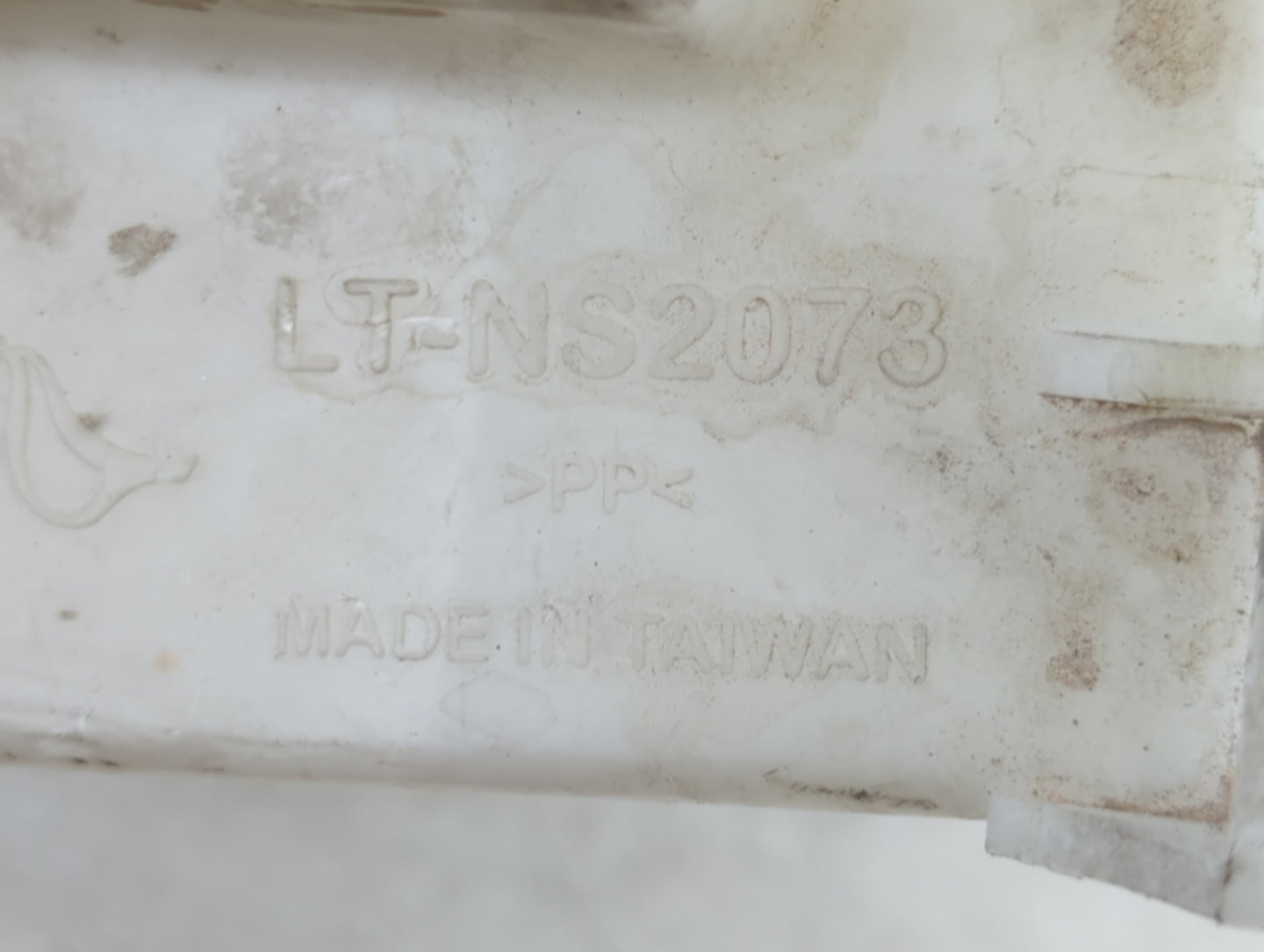 2002-2004 Infiniti I35 Windshield Washer Fluid Reservoir Bottle Oem - Oemusedautoparts1.com