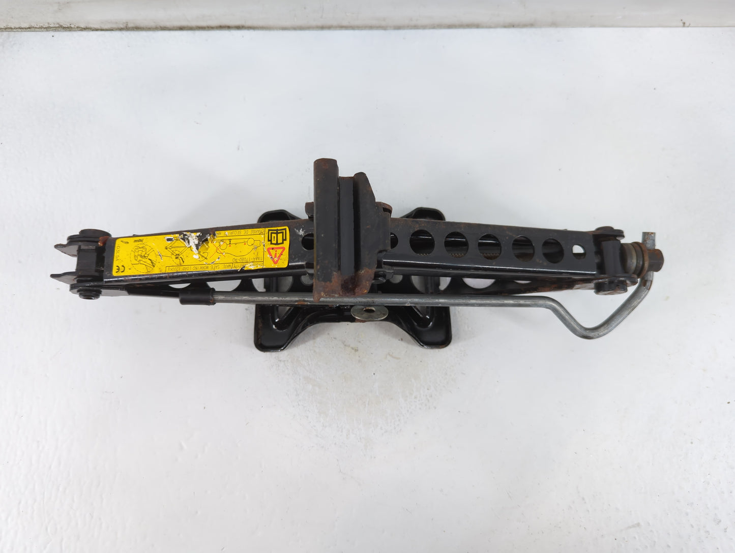 2004 Jaguar X-type Spare Scissor Car Jack - Oemusedautoparts1.com