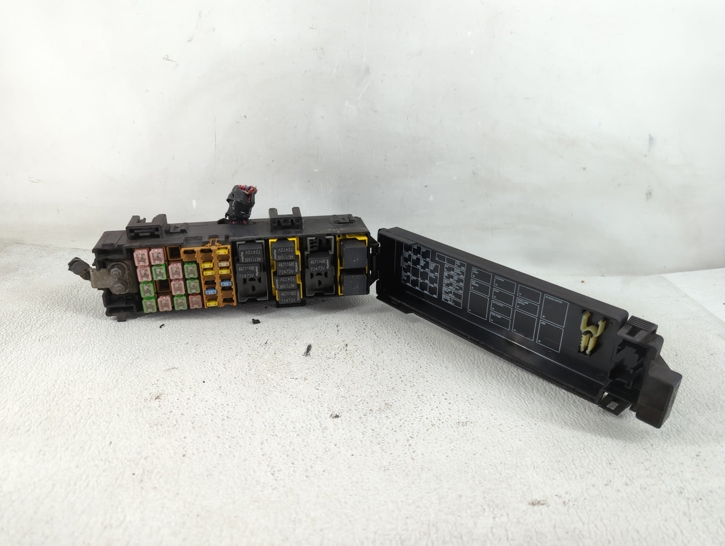 2000-2004 Jeep Grand Cherokee Fusebox Fuse Box Panel Relay Module P/N:UTA 90218 Fits Fits 2000 2001 2002 2003 2004 OEM Used 