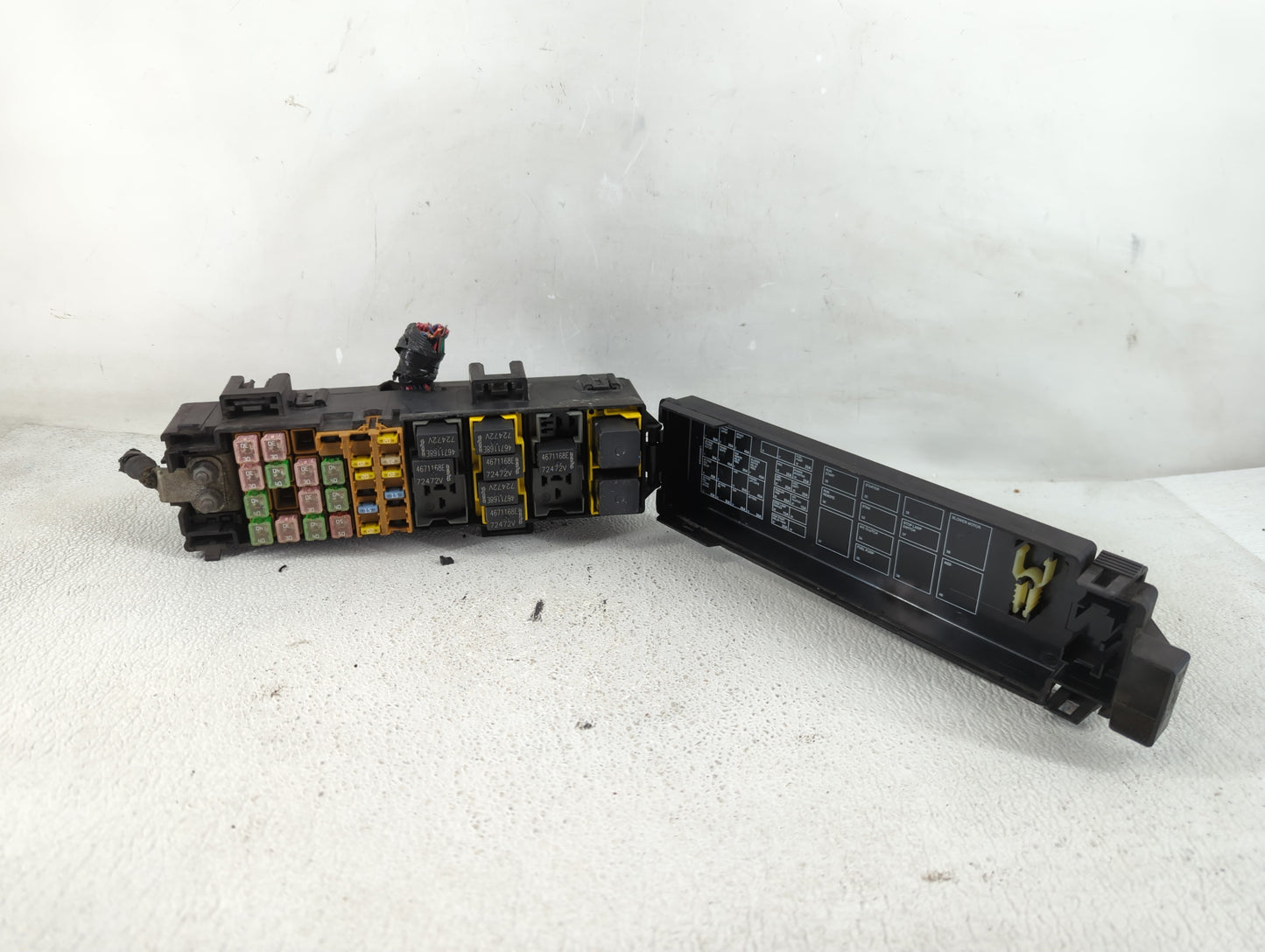 2000-2004 Jeep Grand Cherokee Fusebox Fuse Box Panel Relay Module P/N:UTA 90218 Fits Fits 2000 2001 2002 2003 2004 OEM Used 