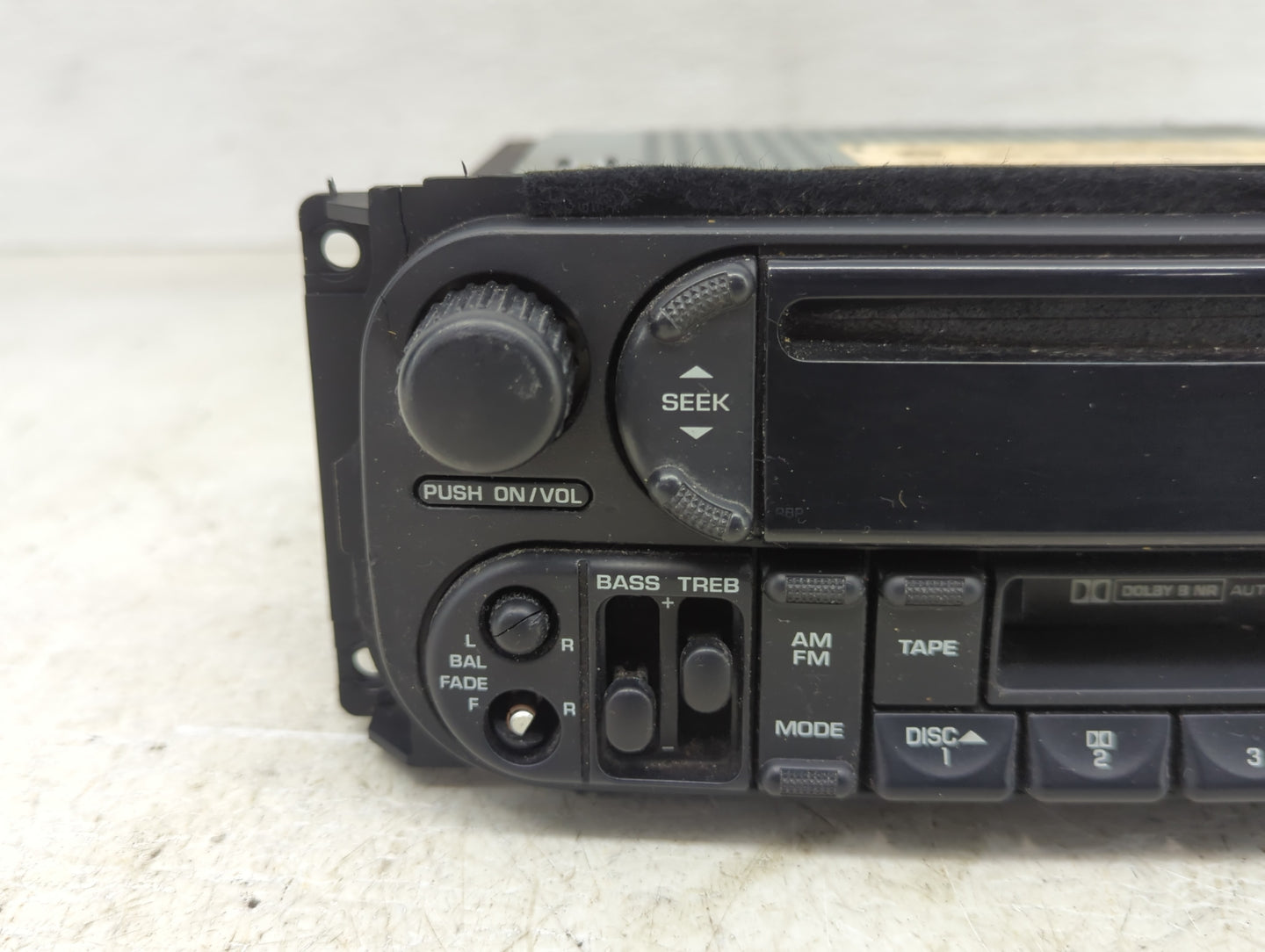 2002-2004 Jeep Grand Cherokee Radio AM FM Cd Player Receiver Replacement P/N:05091606AD Fits OEM Used Auto Parts - Oemusedau