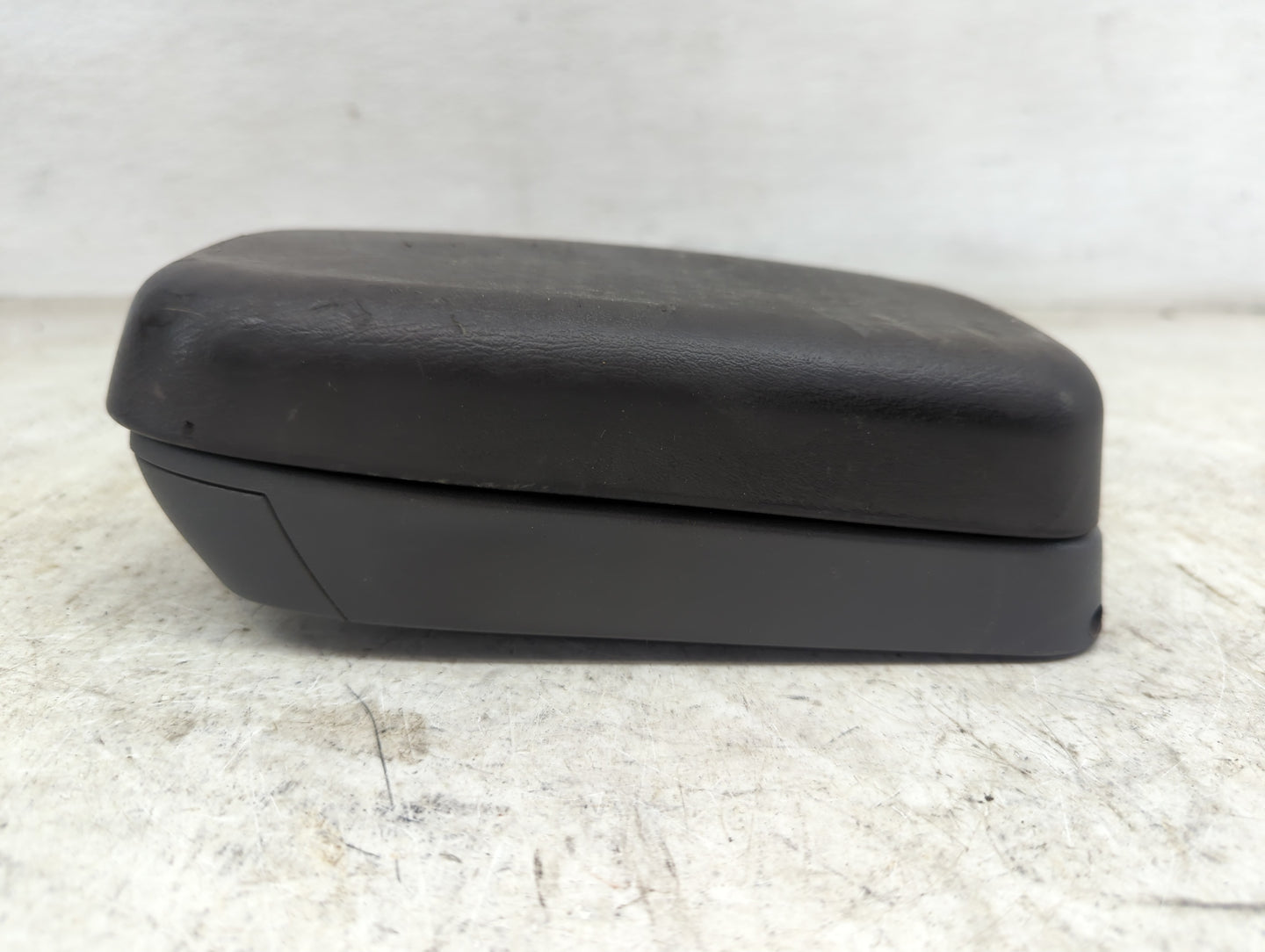 2004 Jeep Grand Cherokee Center Console Armrest Cover Lid Fits OEM Used Auto Parts - Oemusedautoparts1.com
