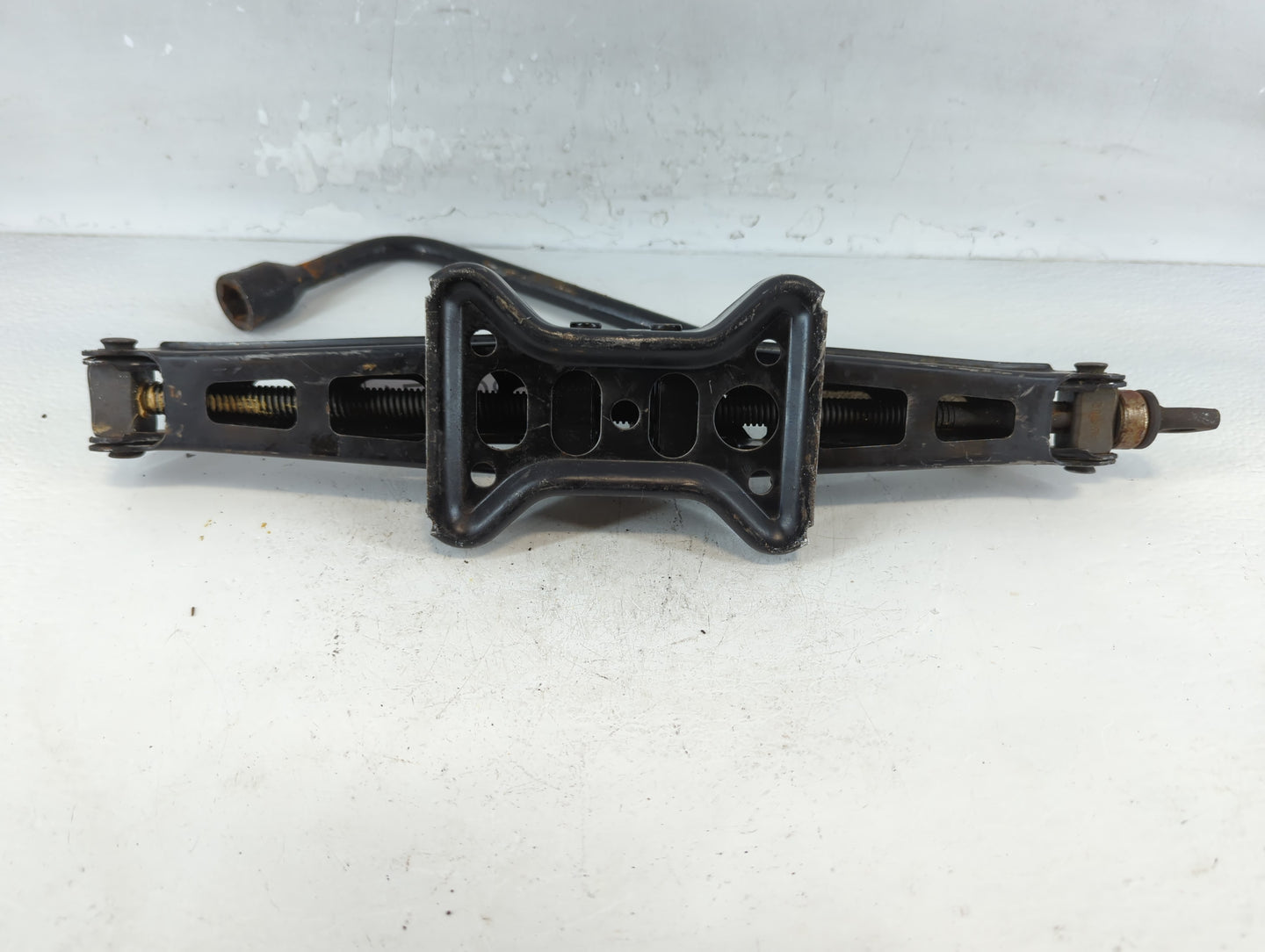 2004 Jeep Grand Cherokee Spare Scissor Car Jack - Oemusedautoparts1.com