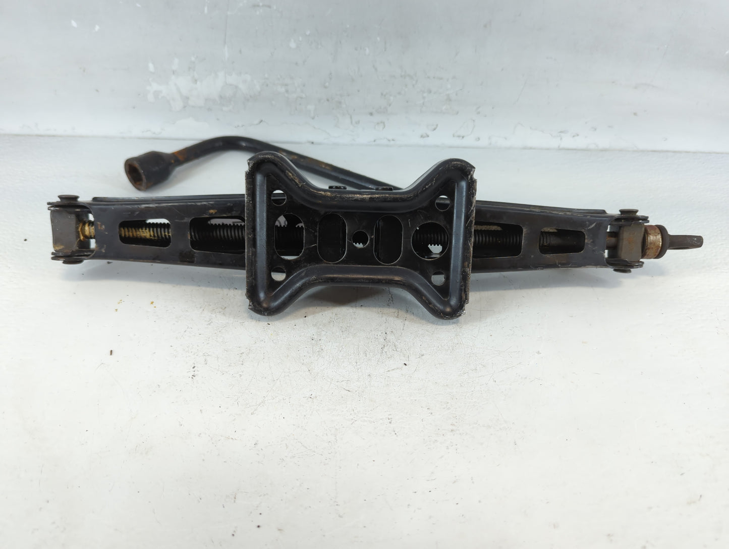 2004 Jeep Grand Cherokee Spare Scissor Car Jack - Oemusedautoparts1.com