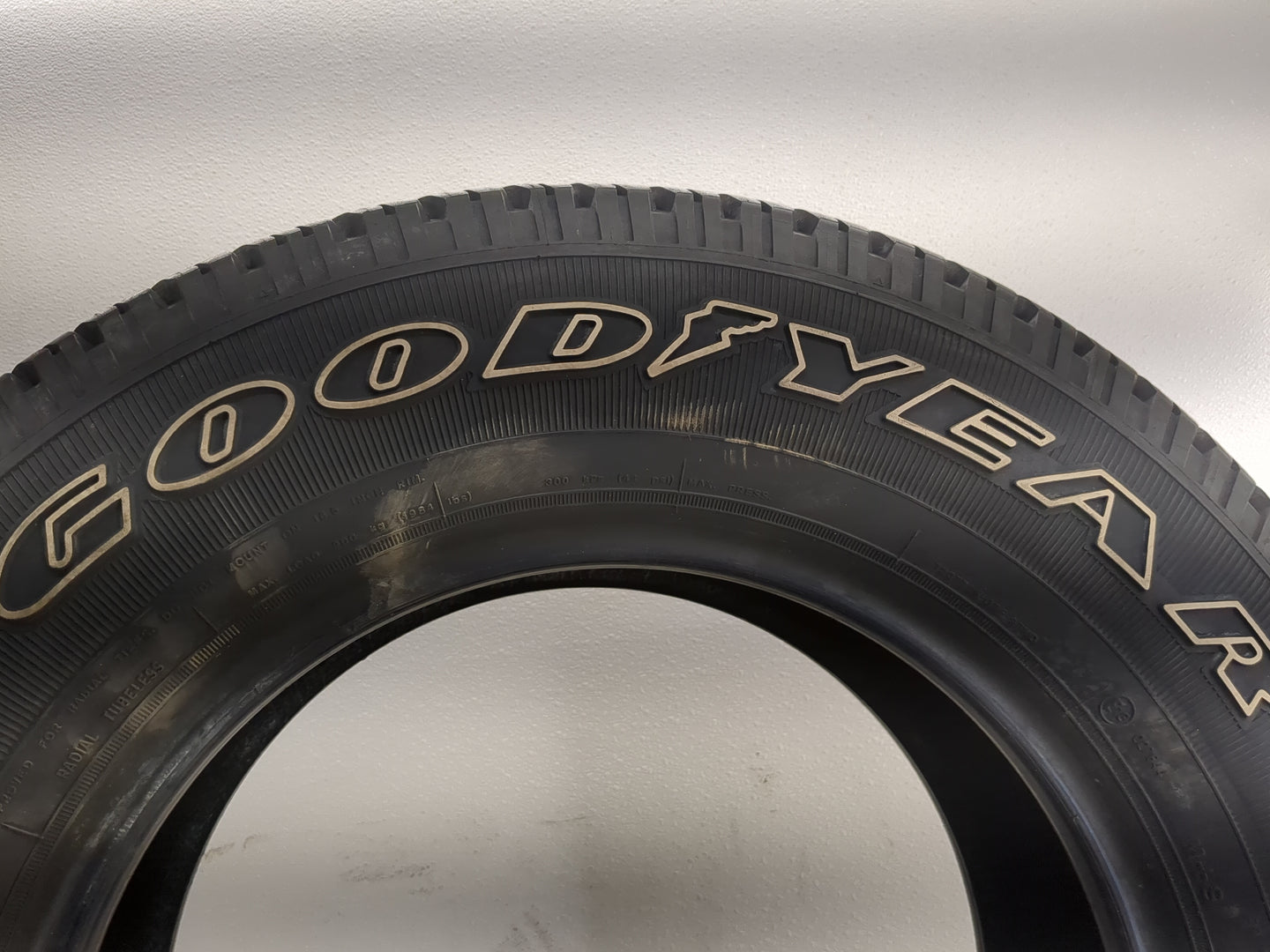 Used Tire P235/70R16 GOODYEAR WRANGLER SR-A 104S - Tread Depth 14.5/32 - Oemusedautoparts1.com