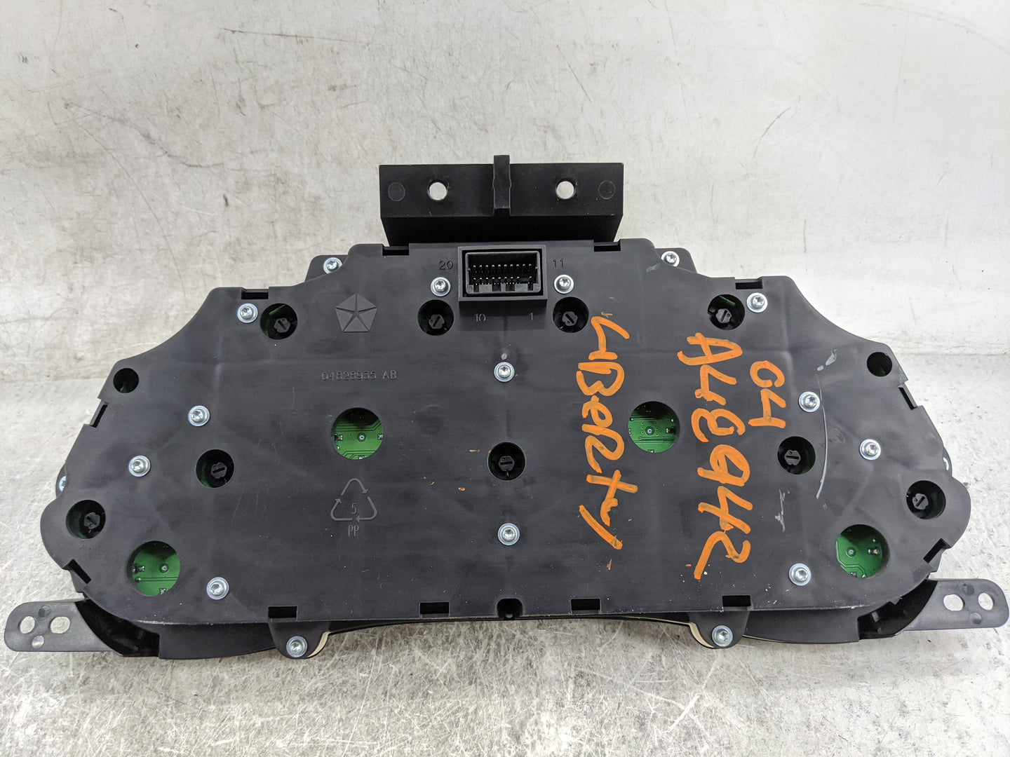 2004 Jeep Liberty Instrument Cluster Speedometer Gauges P/N:P56010582AE TG6QI3093UY0KE, 04832731AC Miles:103K Fits OEM Used 