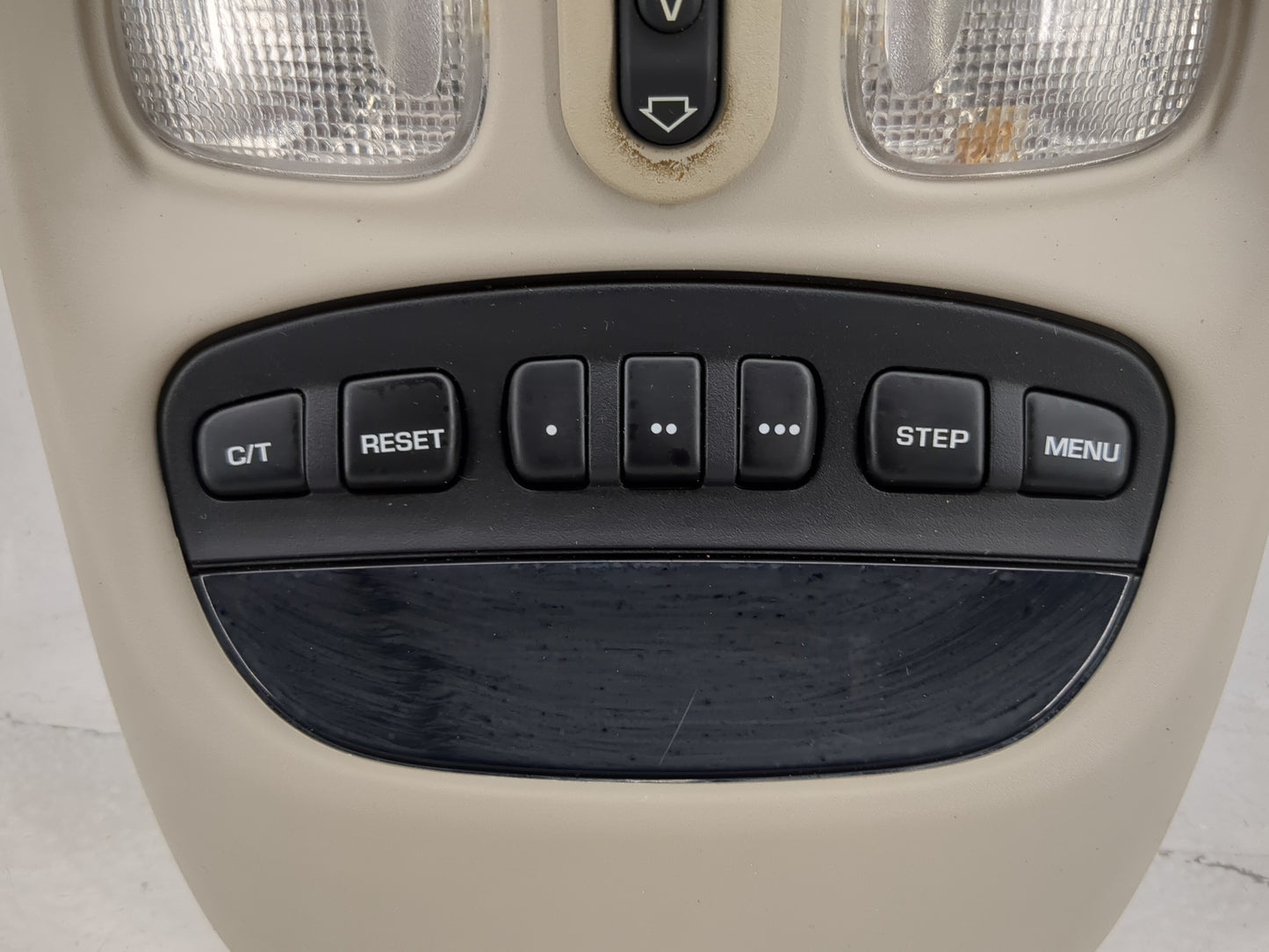 2004 Jeep Liberty Overhead Roof Console 1482429 - Oemusedautoparts1.com